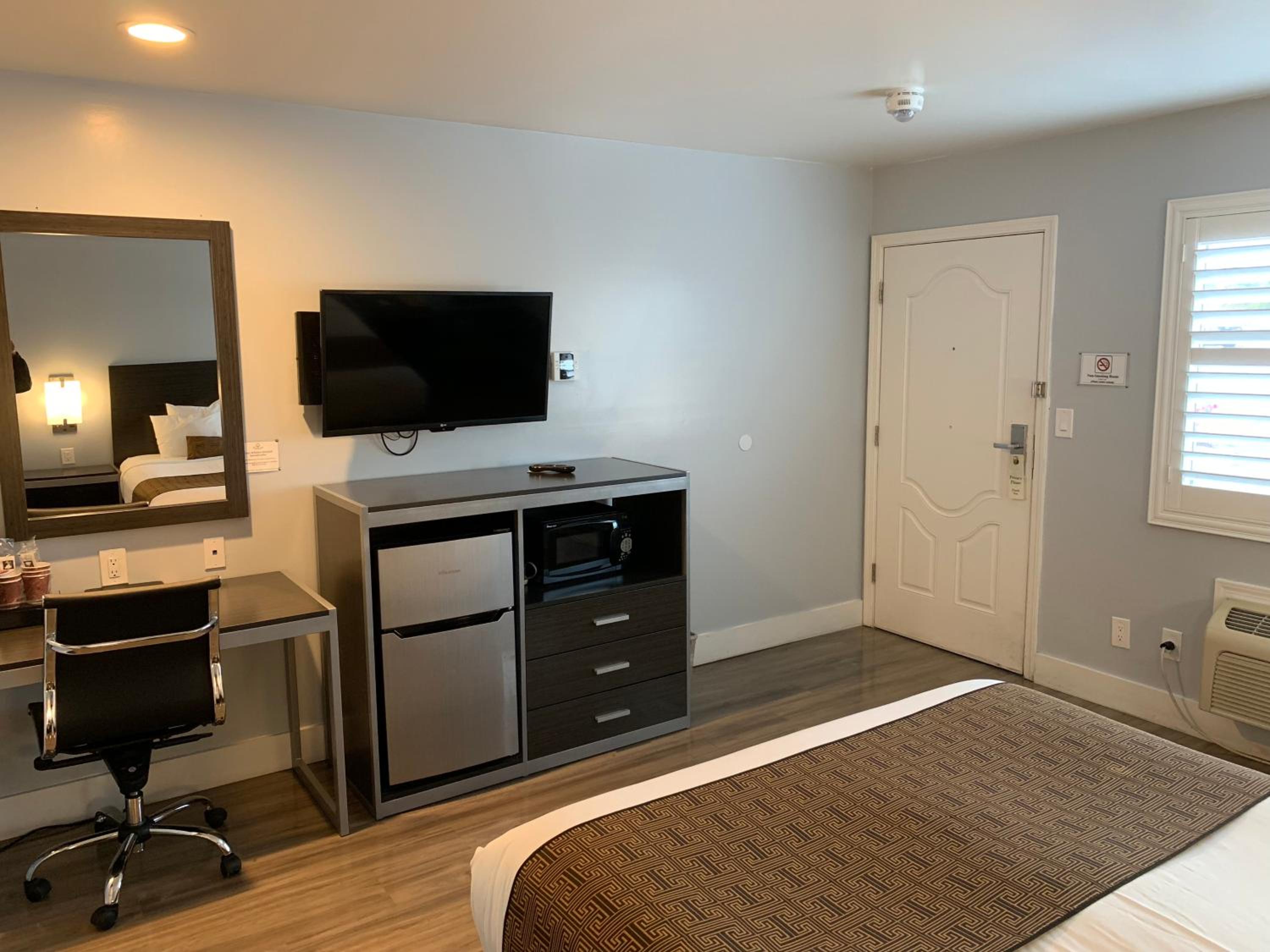 Queen Room - Disability Access - Photo 3