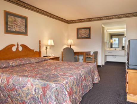 1 King Bed, Studio Suite, Non-Smoking photo 1