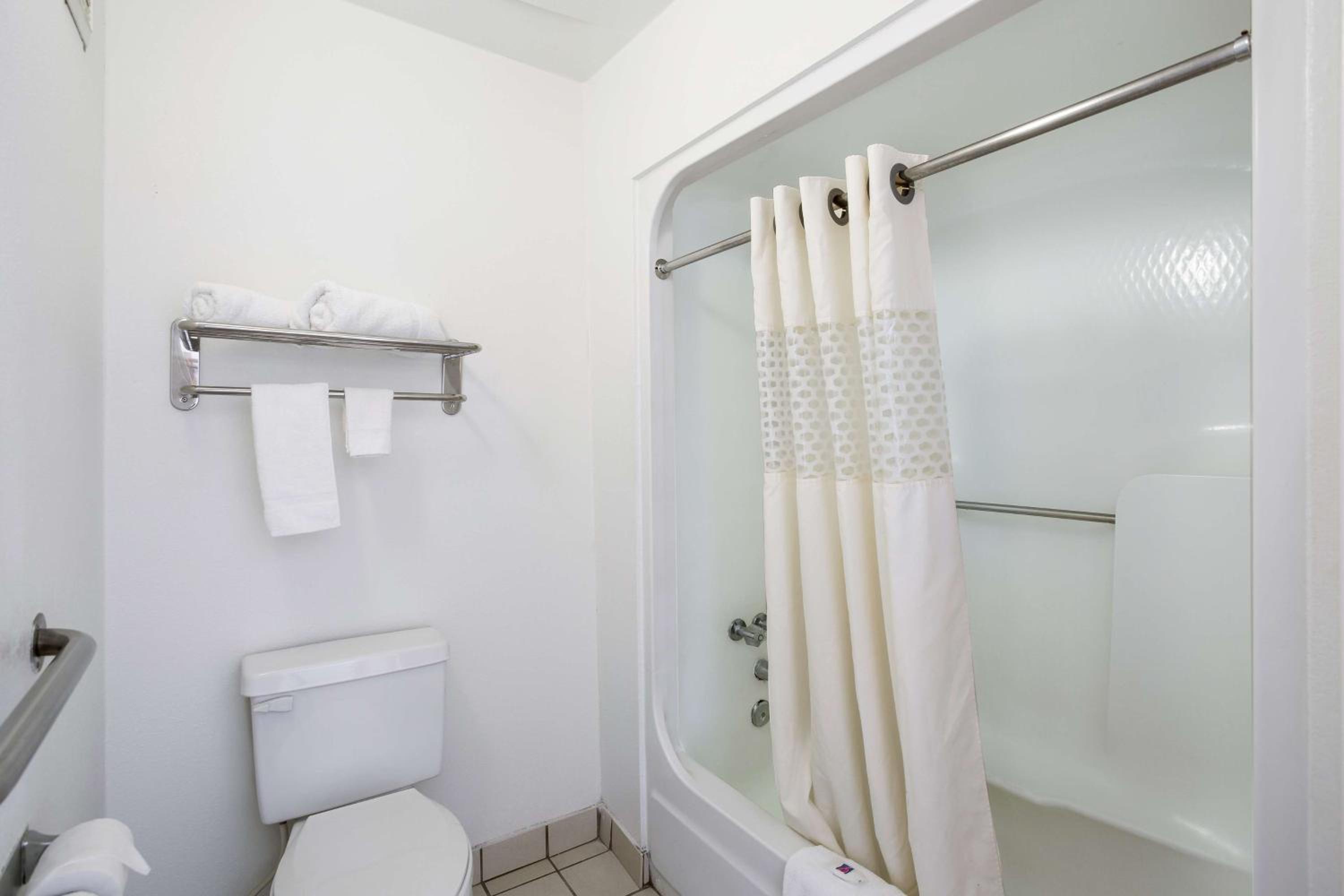King Room - Disability Access - Non-Smoking photo 3