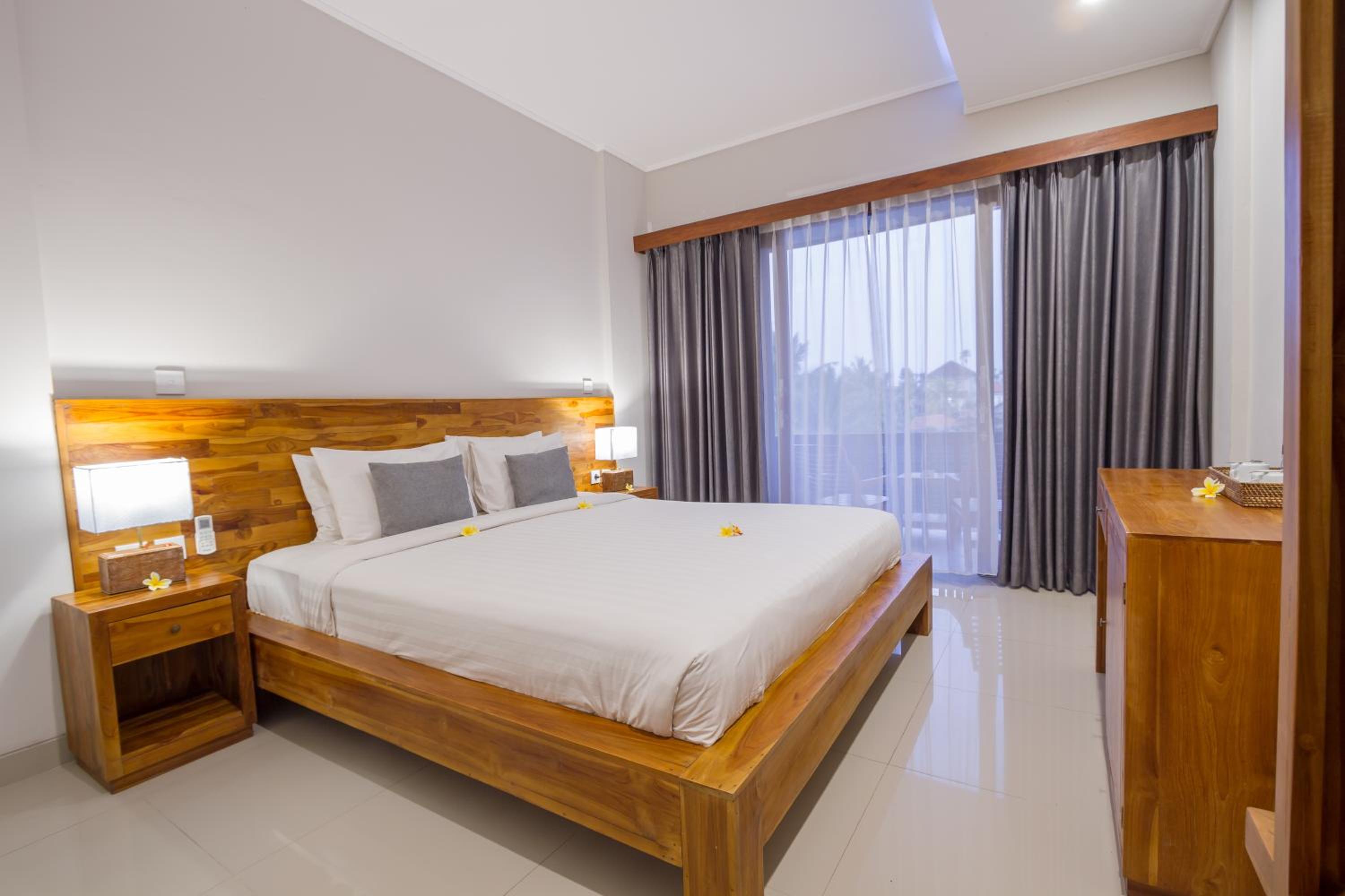 Deluxe King Room - Photo 2