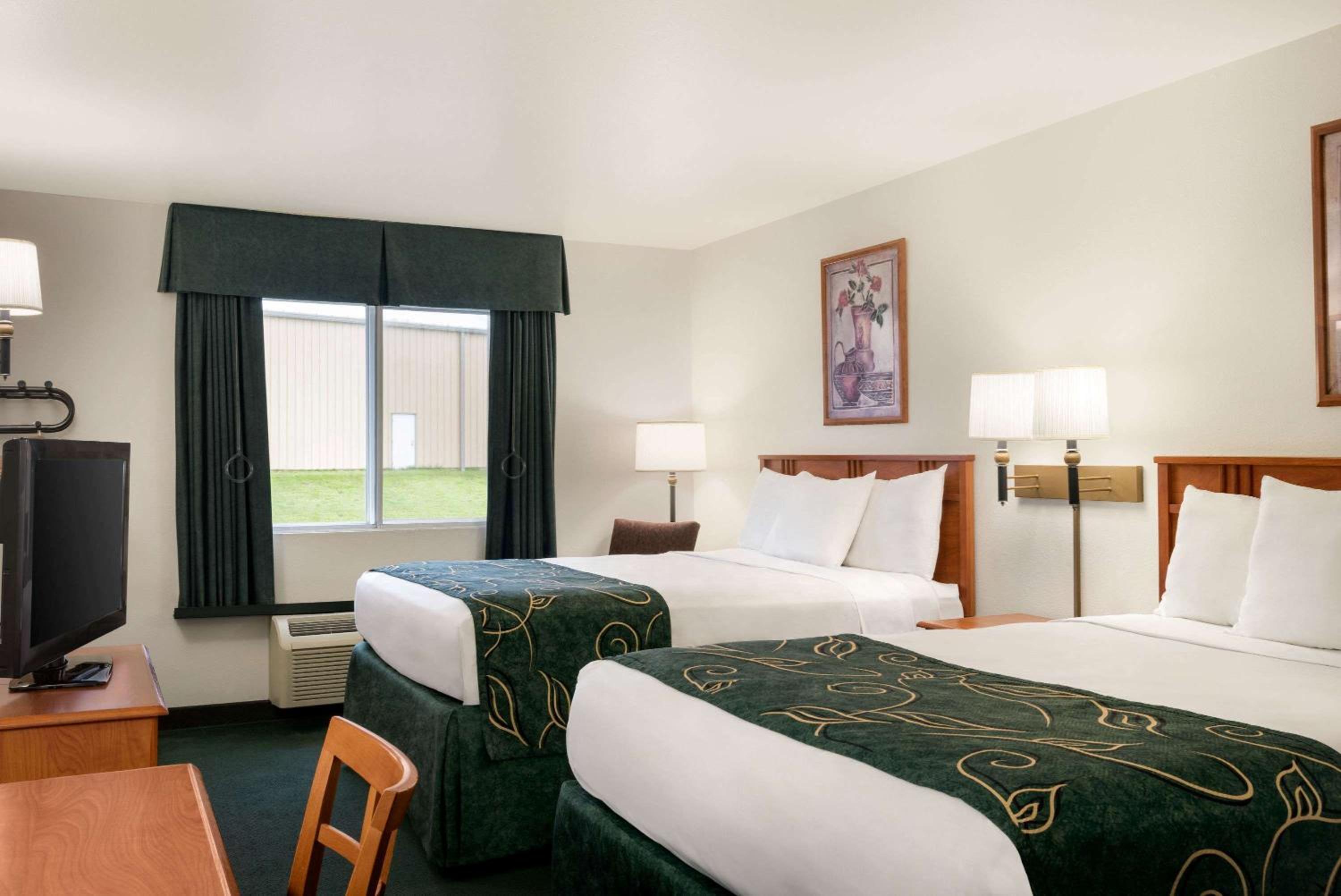 Deluxe Queen Room - Mobility Access/Non-Smoking - Photo 5