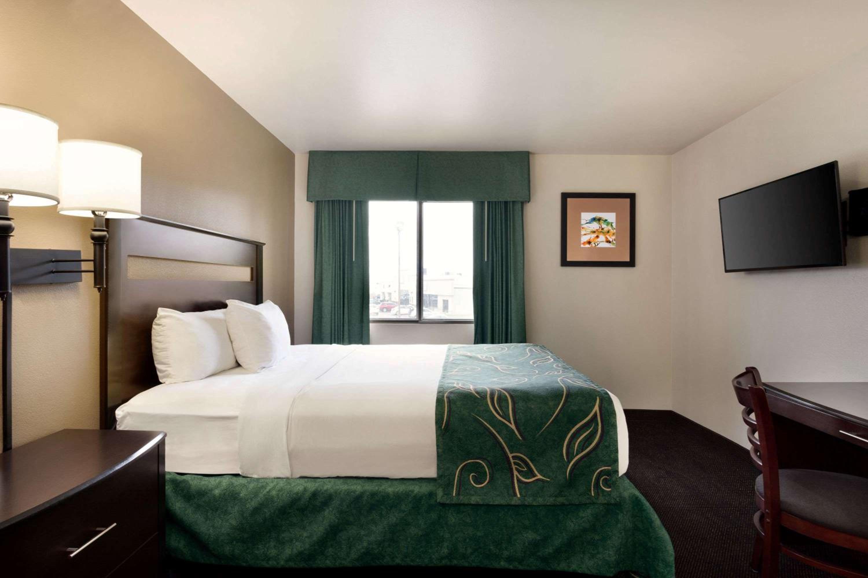 Queen Room - Mobility Access/Non-Smoking - Photo 2