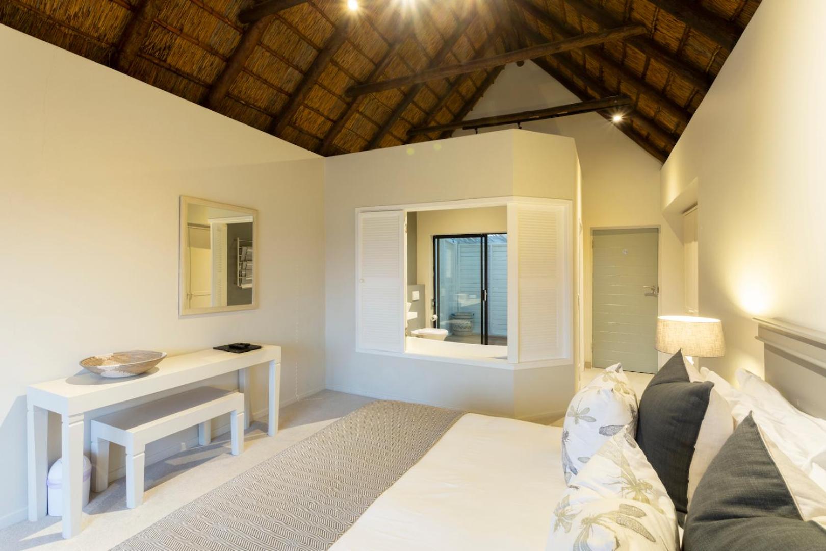 Superior King Room with Canal View photo 3
