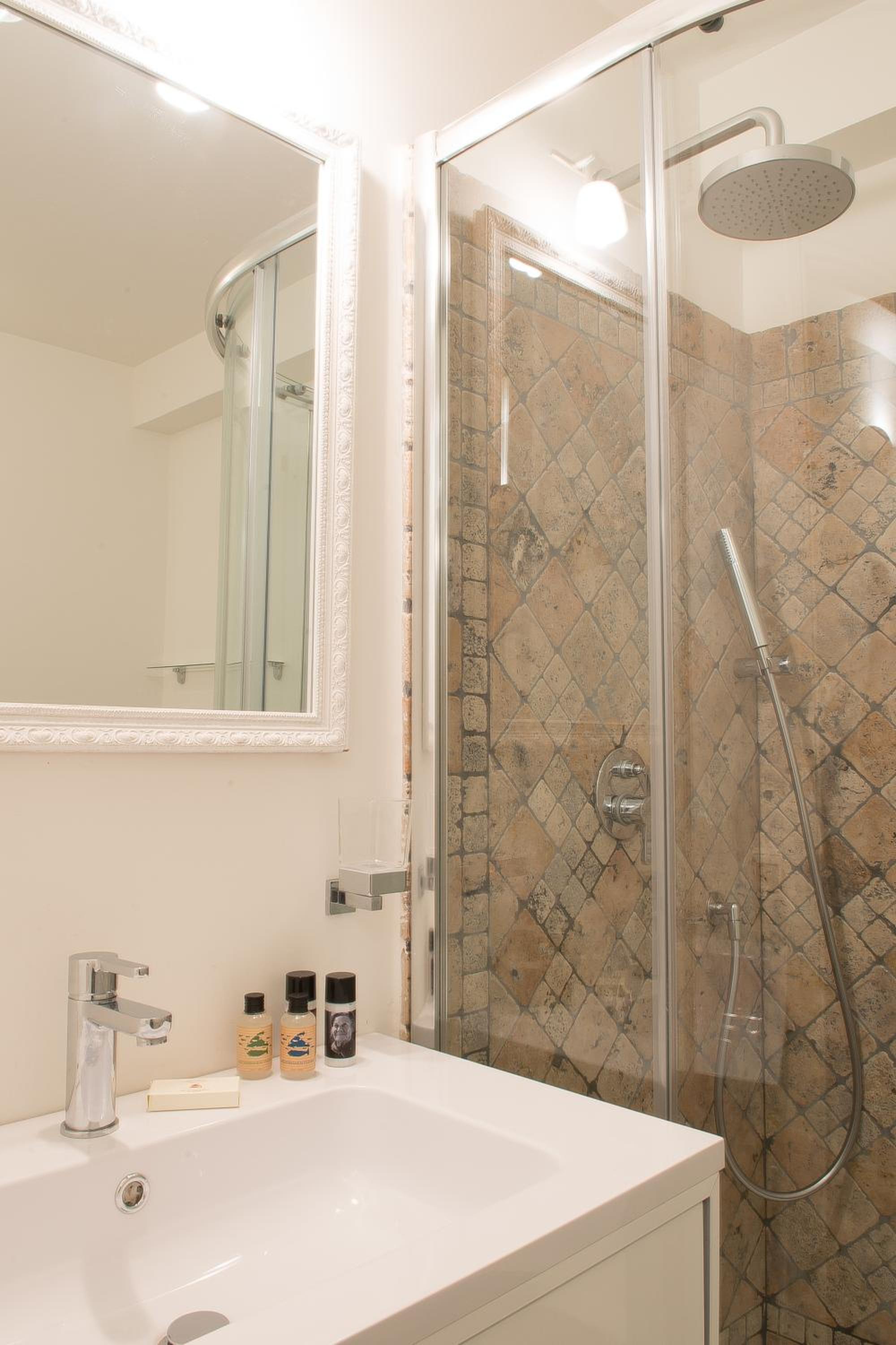 Classic Triple Room with Garden View - Photo 2