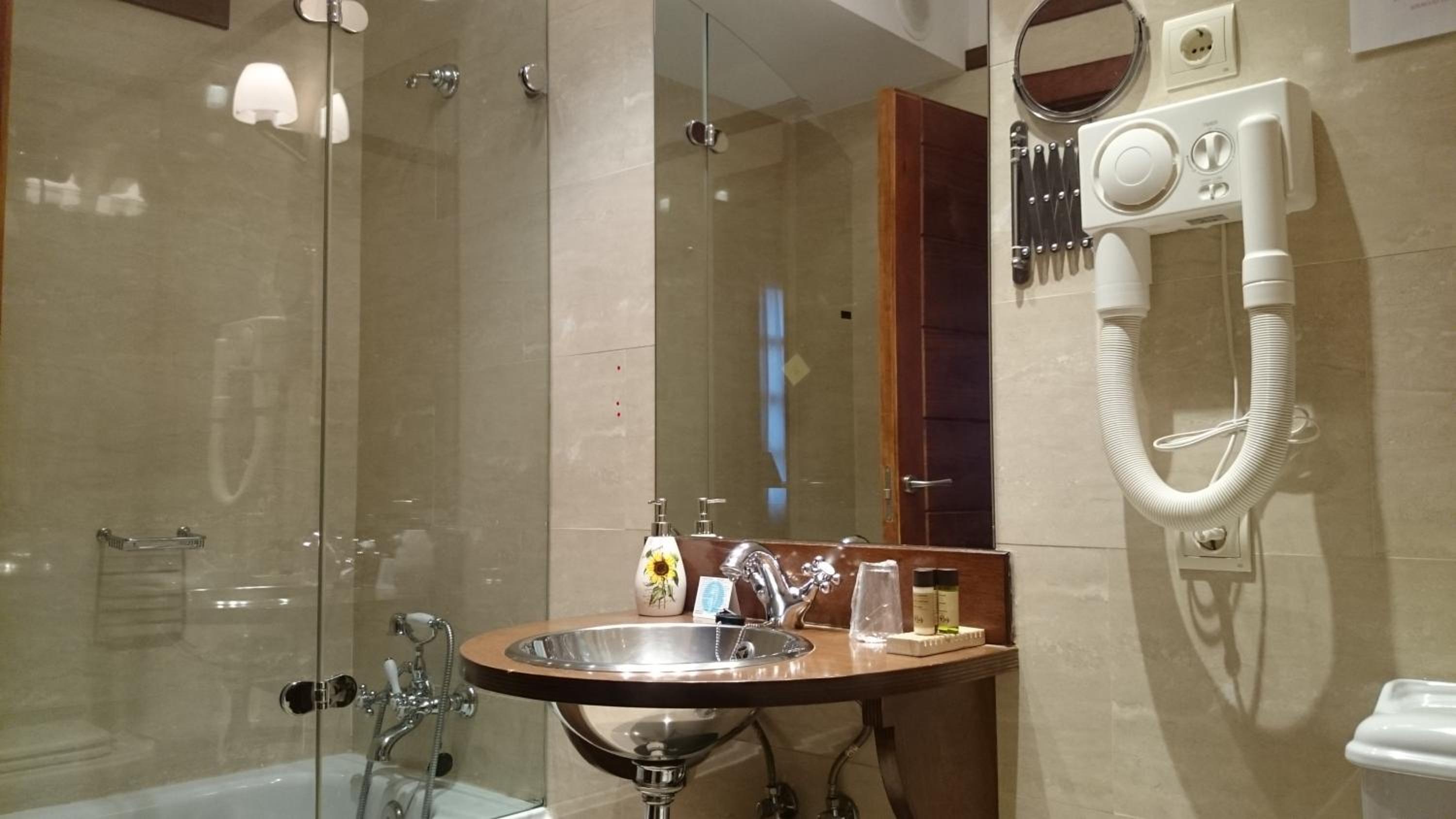Single Room with Bathroom photo 2