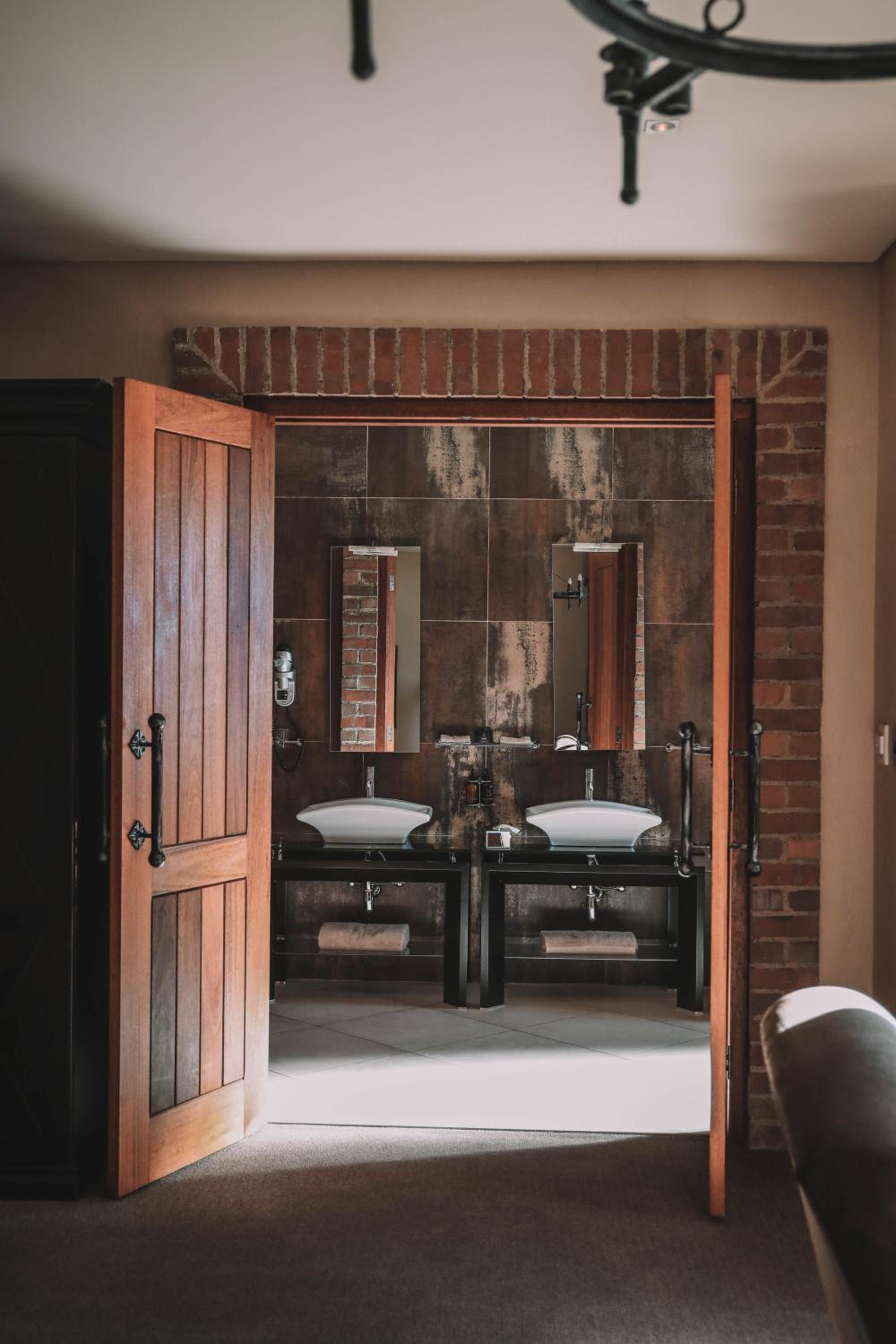 Double or Twin Room with Balcony - Photo 10
