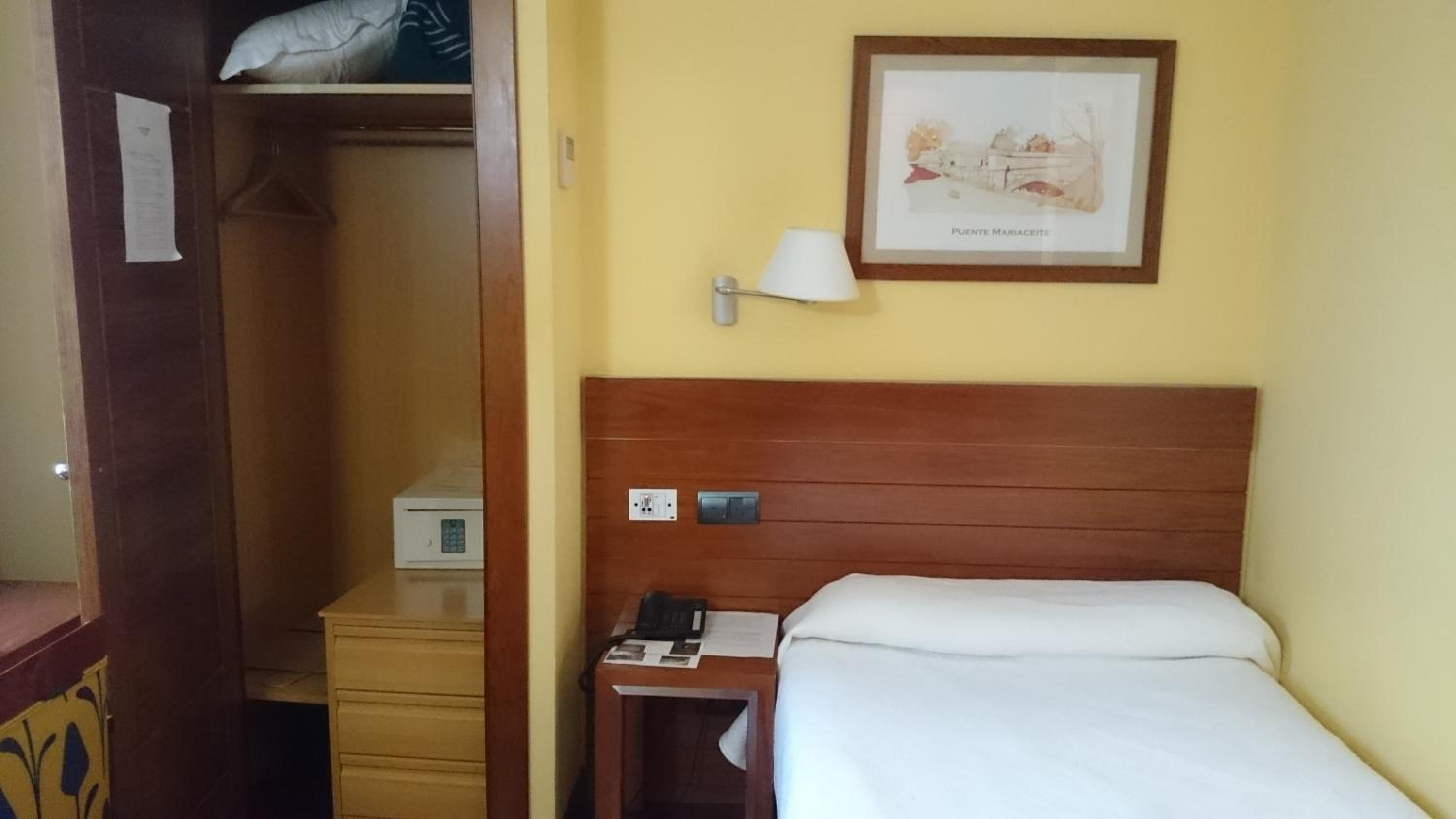 Single Room with Bathroom photo 3
