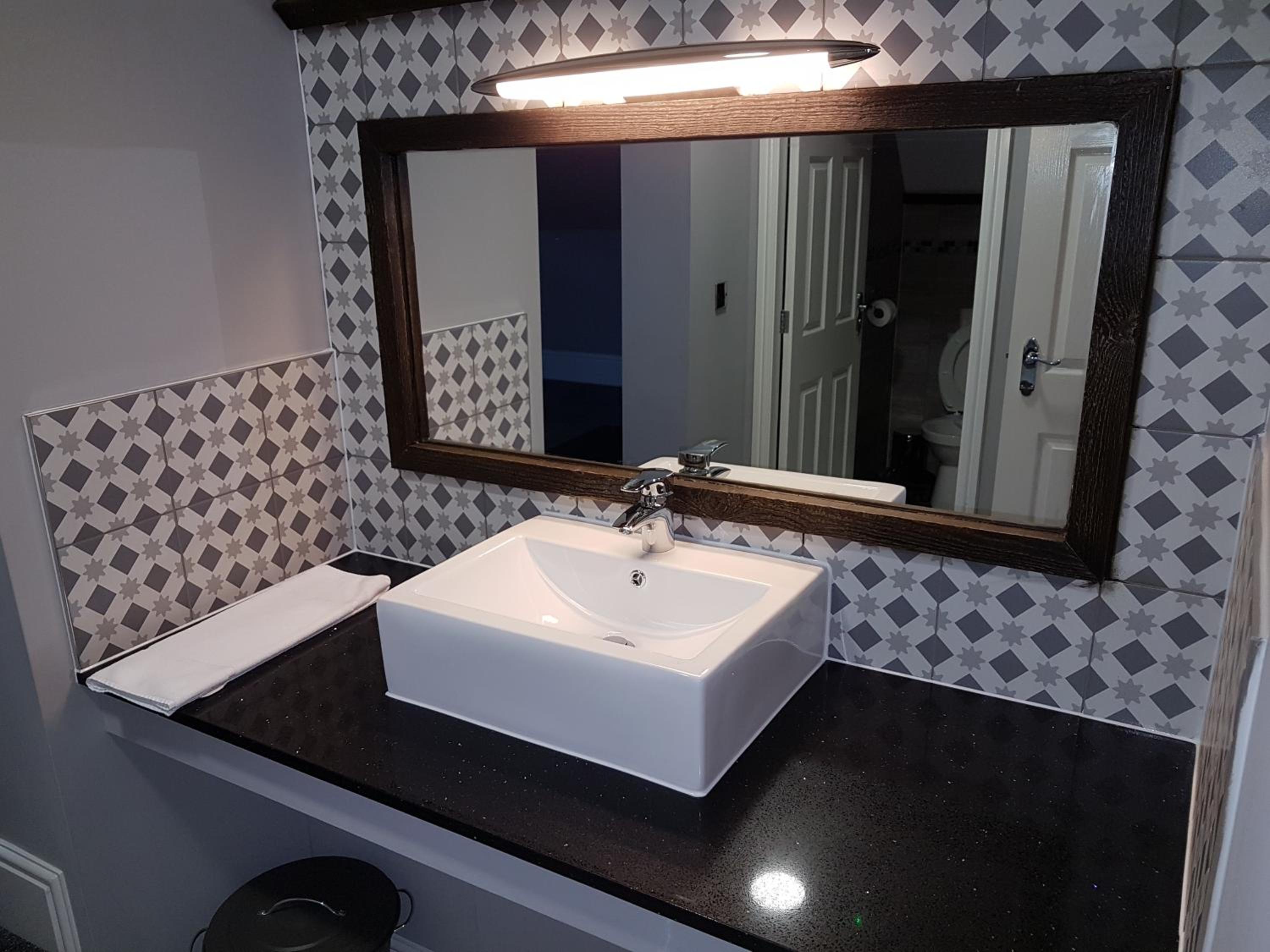 Deluxe Family Suite - Photo 10