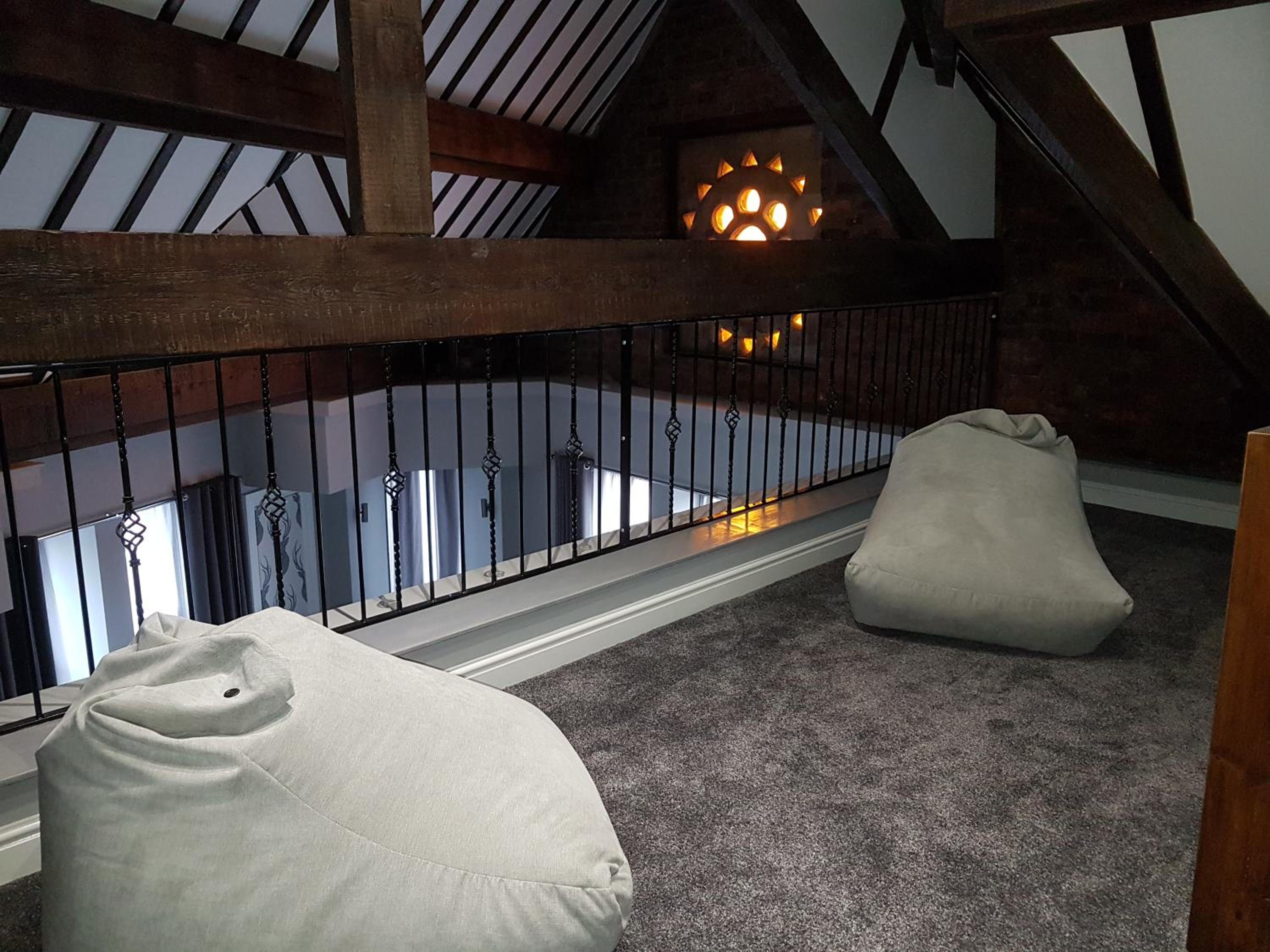 Deluxe Family Suite - Photo 9