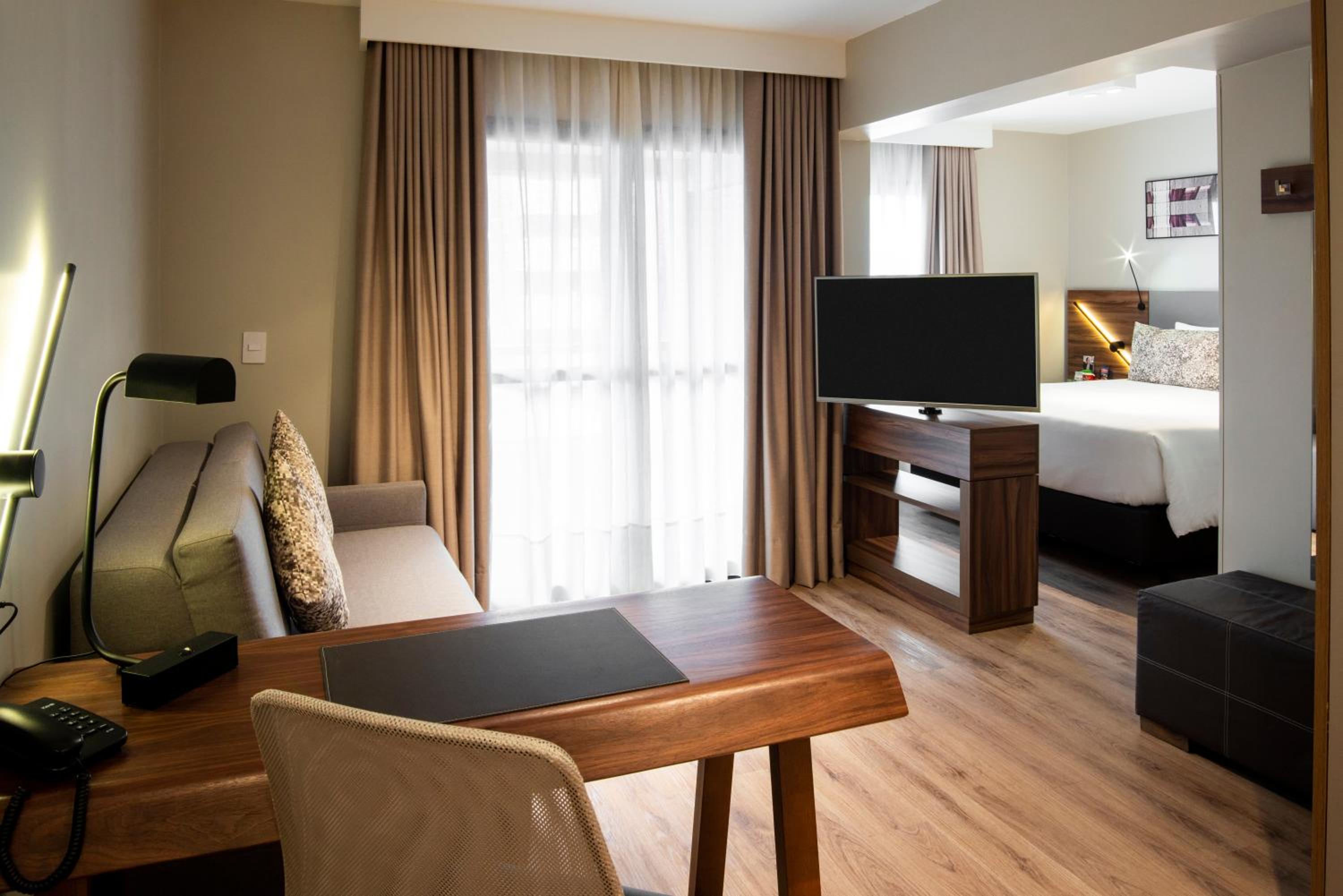 Executive Room with a King Bed - Photo 2
