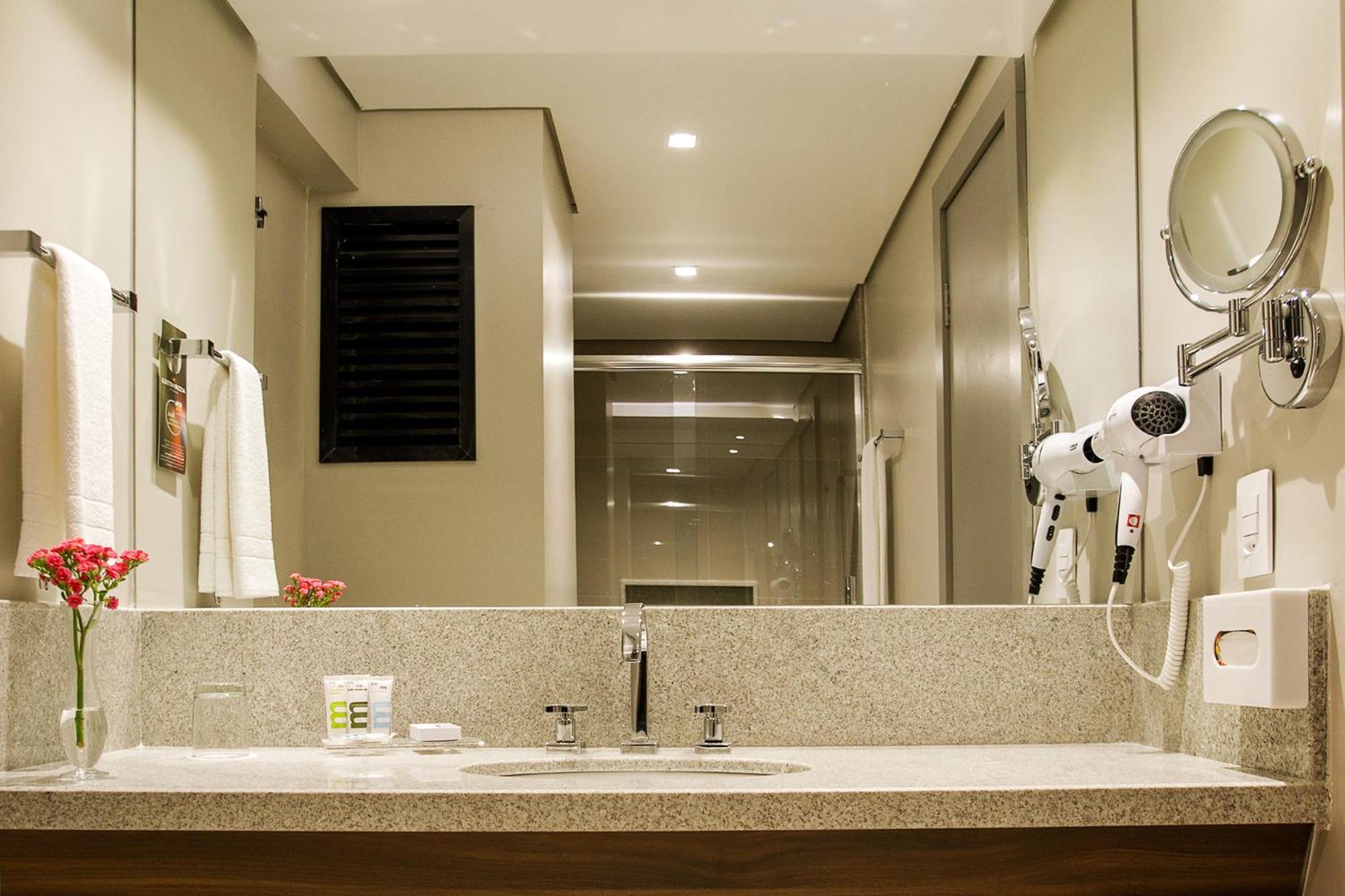 Executive Room with a King Bed - Photo 4