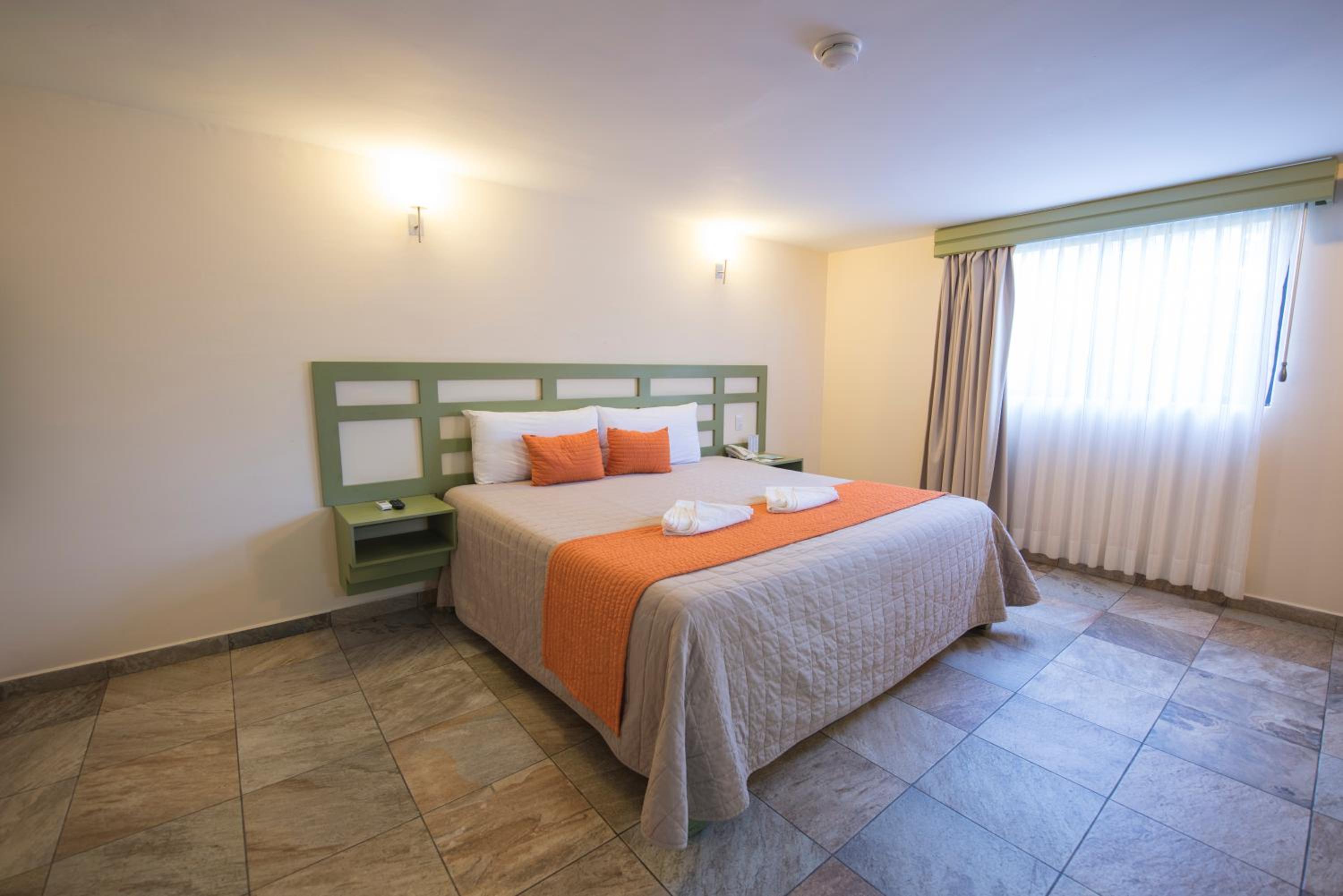 Deluxe Queen Room - Photo 7