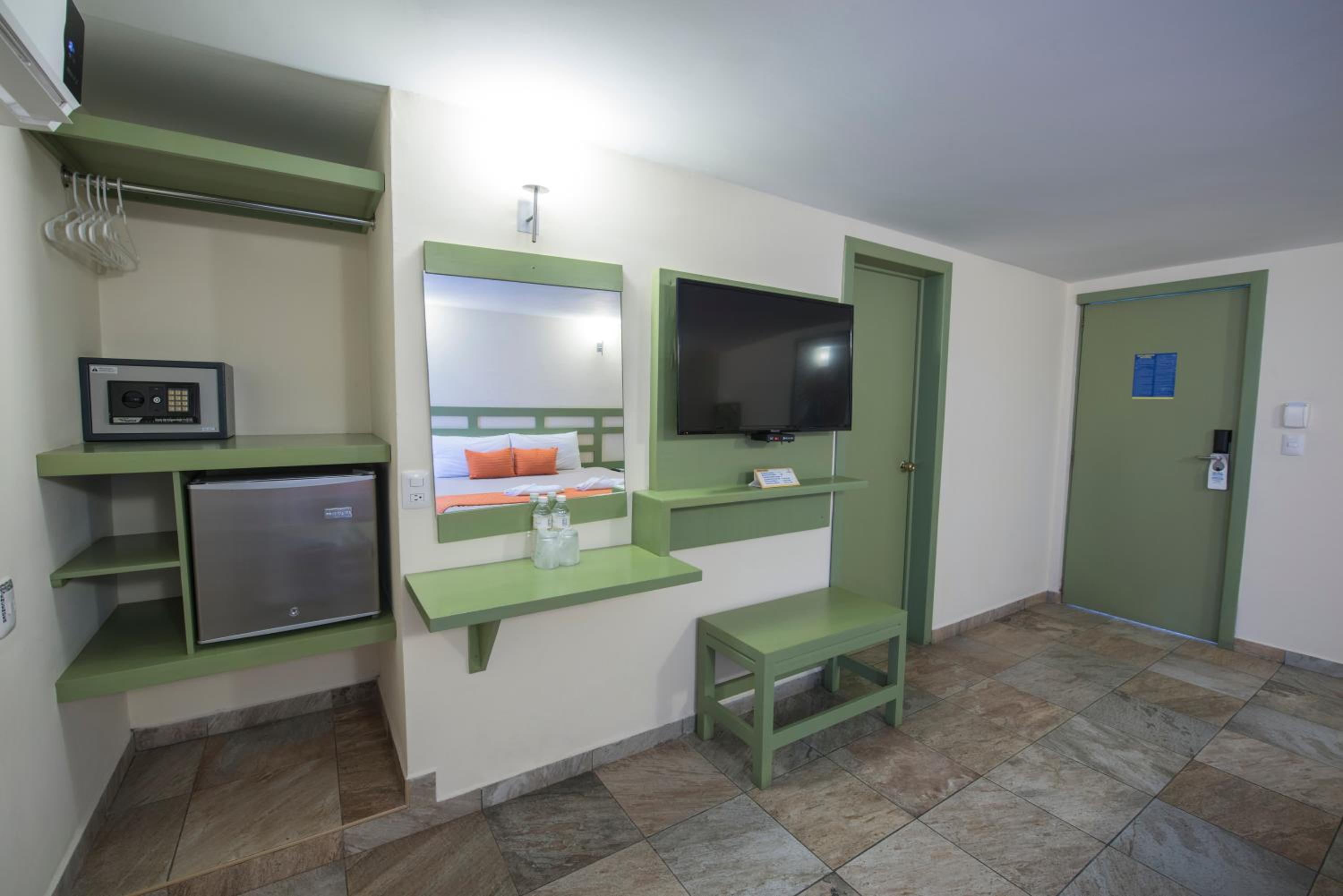 Deluxe Queen Room - Photo 1