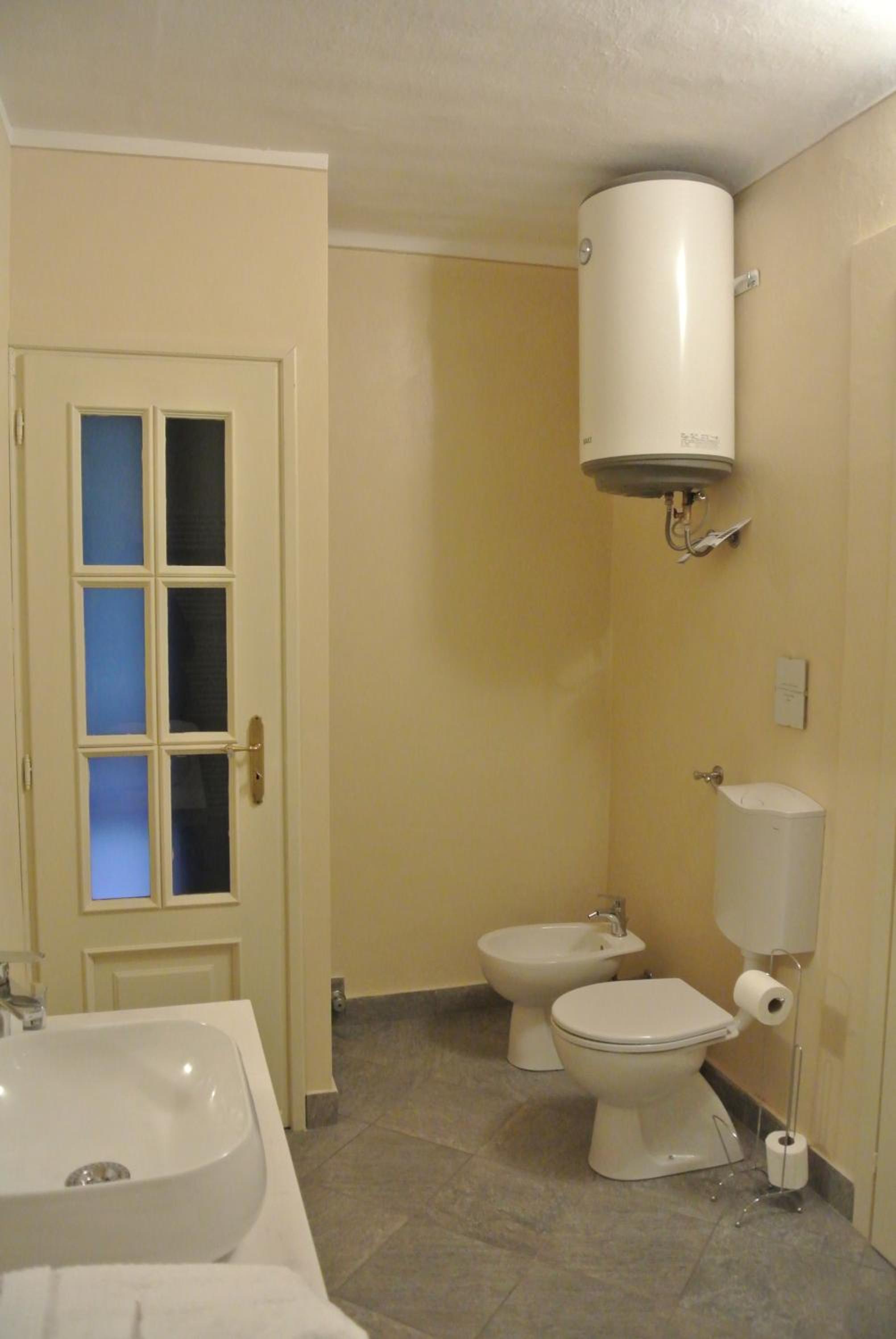 Deluxe Double Room with Balcony - Photo 4