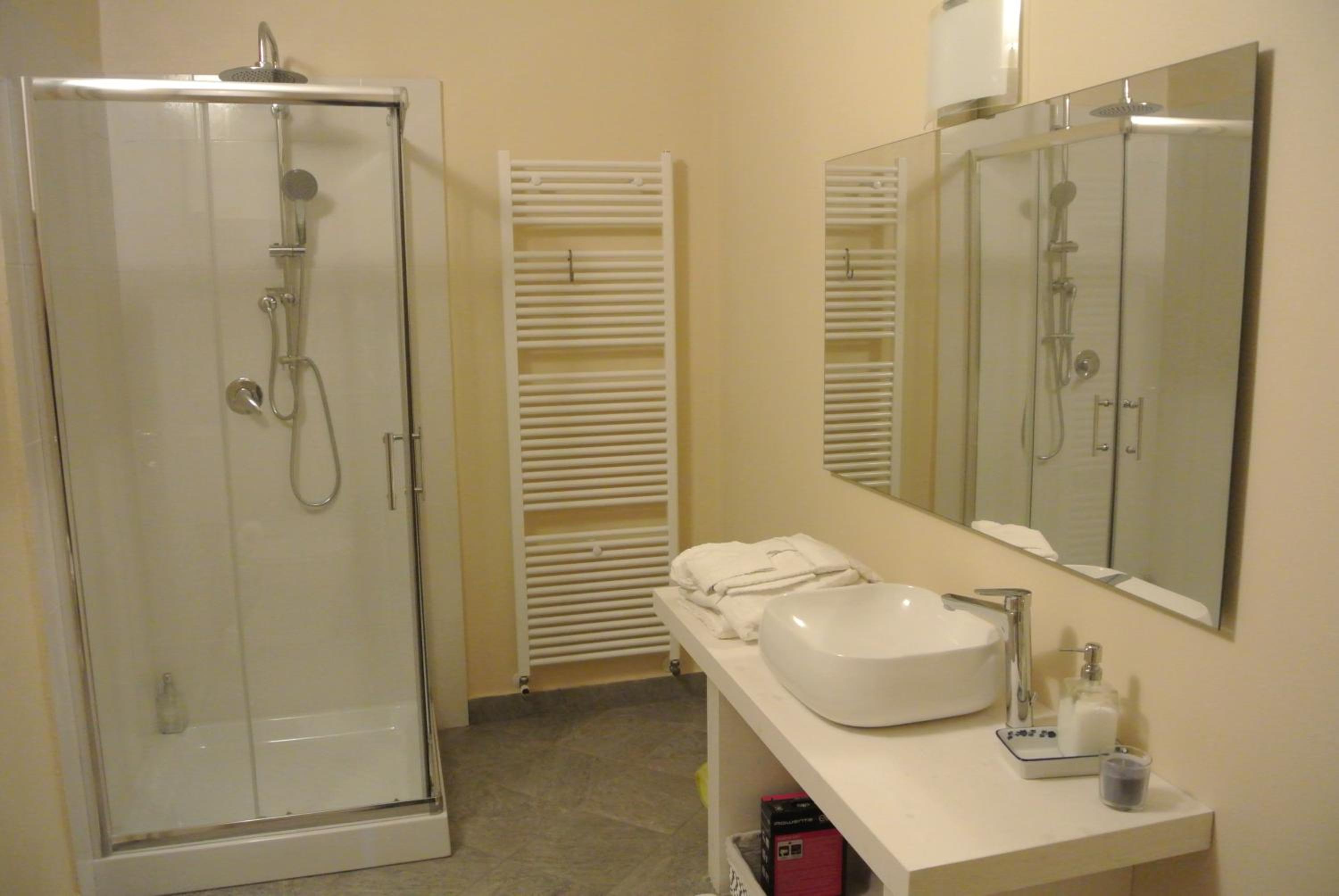 Deluxe Double Room with Balcony - Photo 5