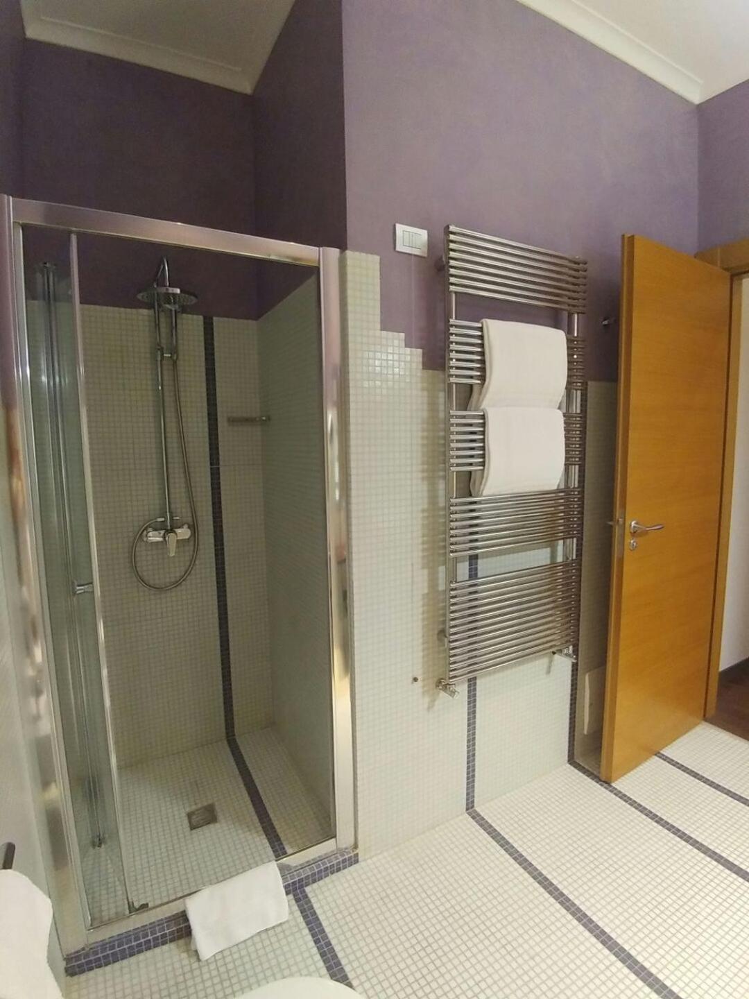 Standard Double or Twin Room - Photo 8