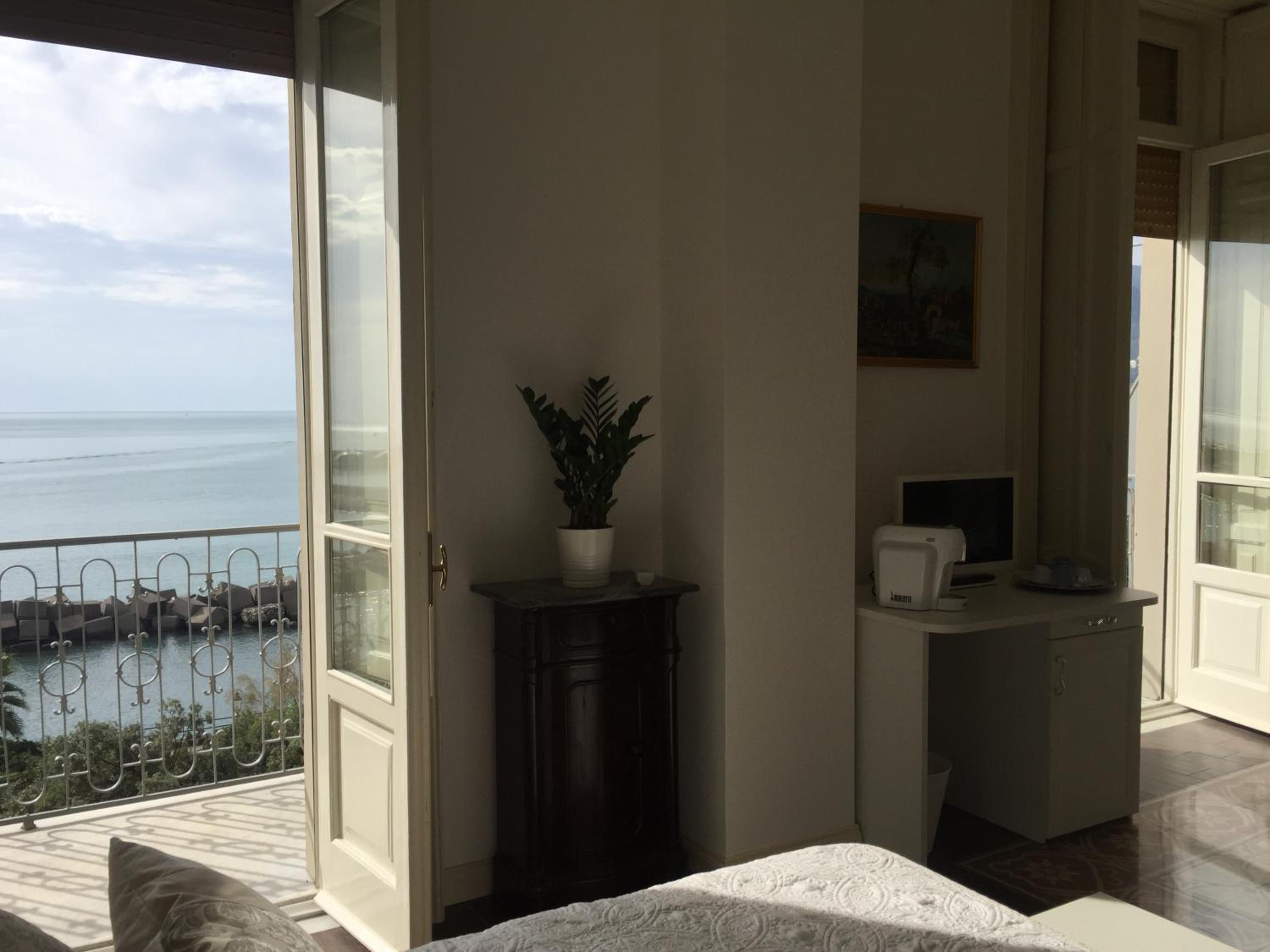 Triple Room with Sea View and Balcony photo 2