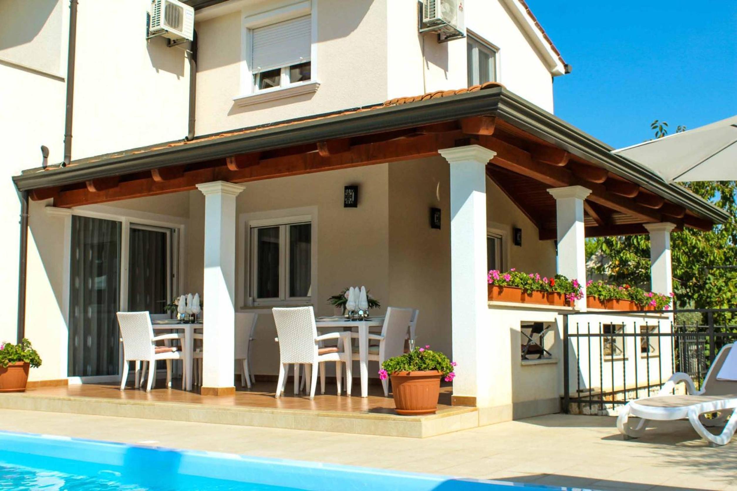 Villa with Private Pool - Photo 10