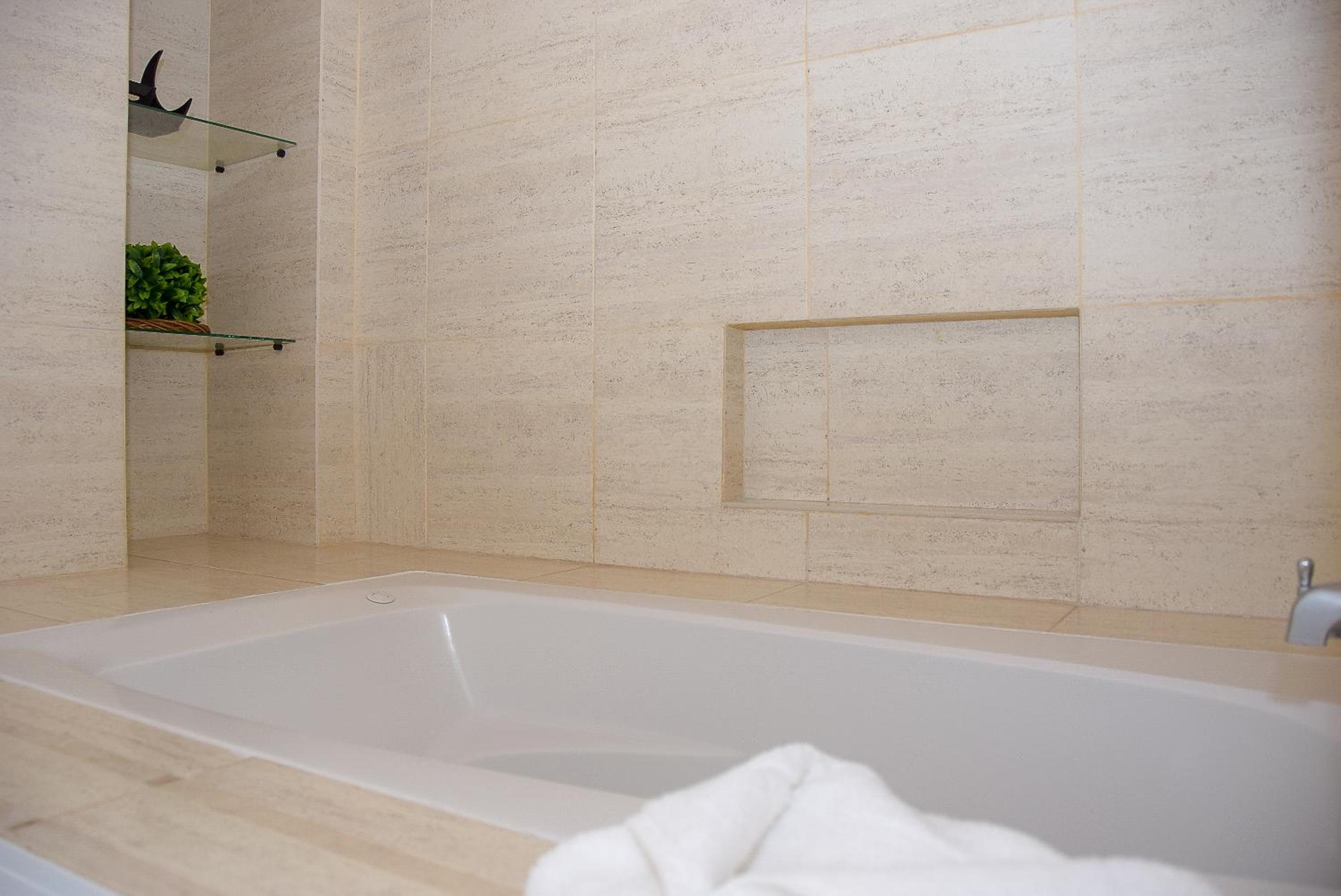 Master Suite with Spa Bath - Photo 2