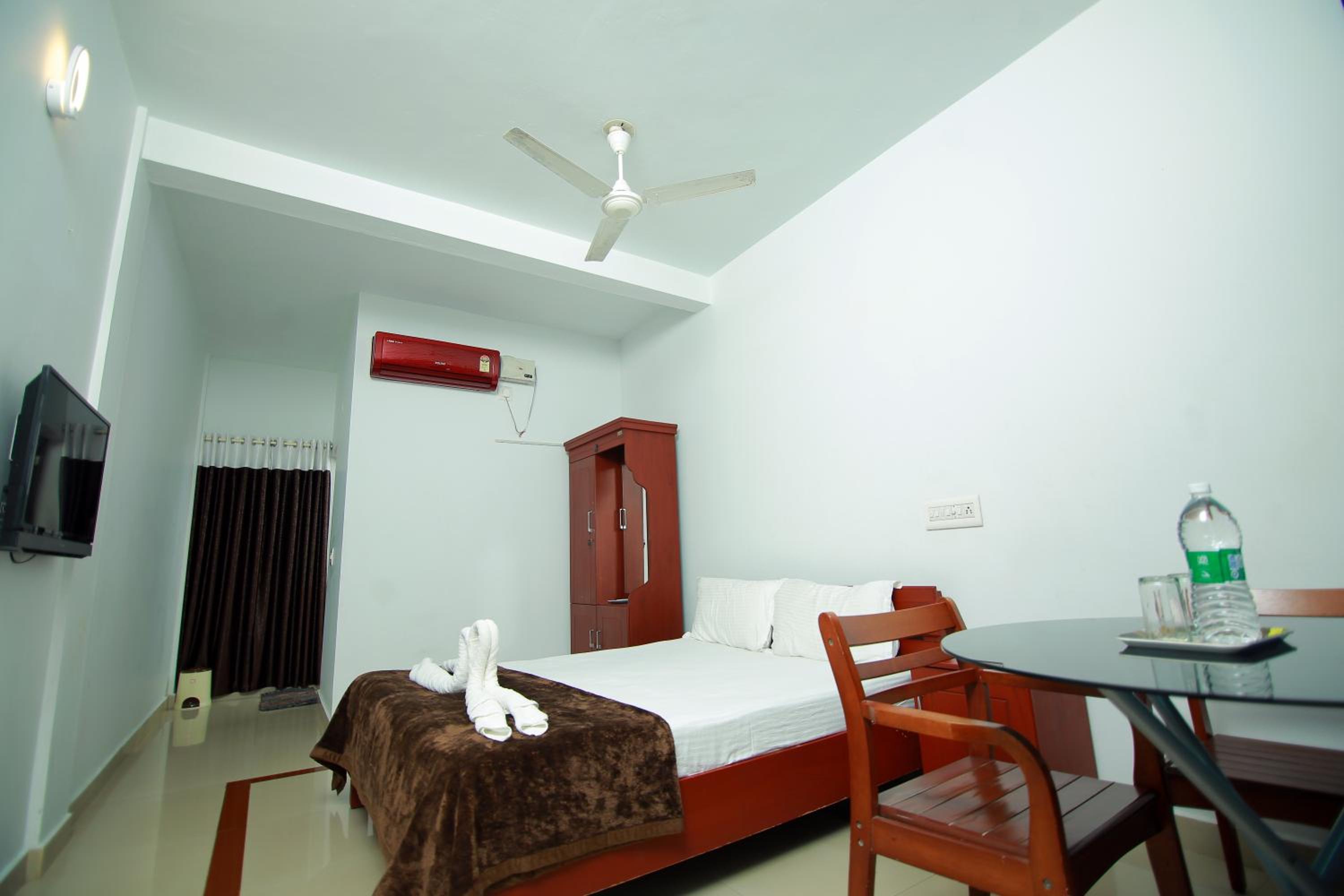 Deluxe Double Room with A/C photo 3