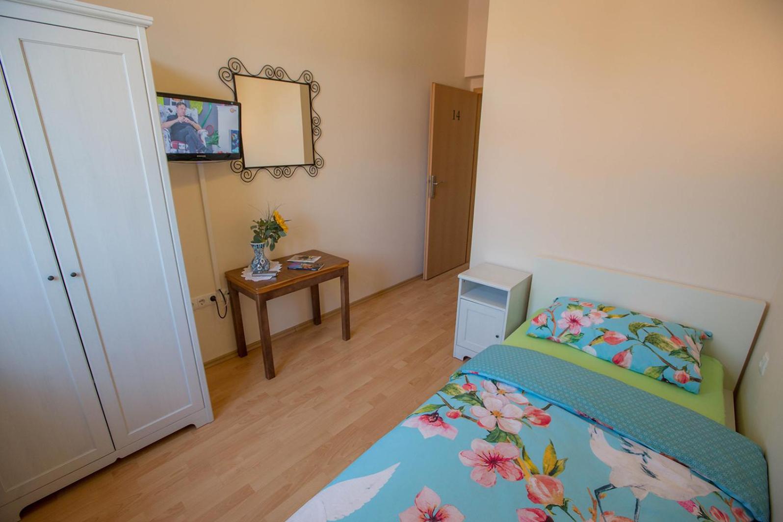 Single Room with Free Parking photo 2
