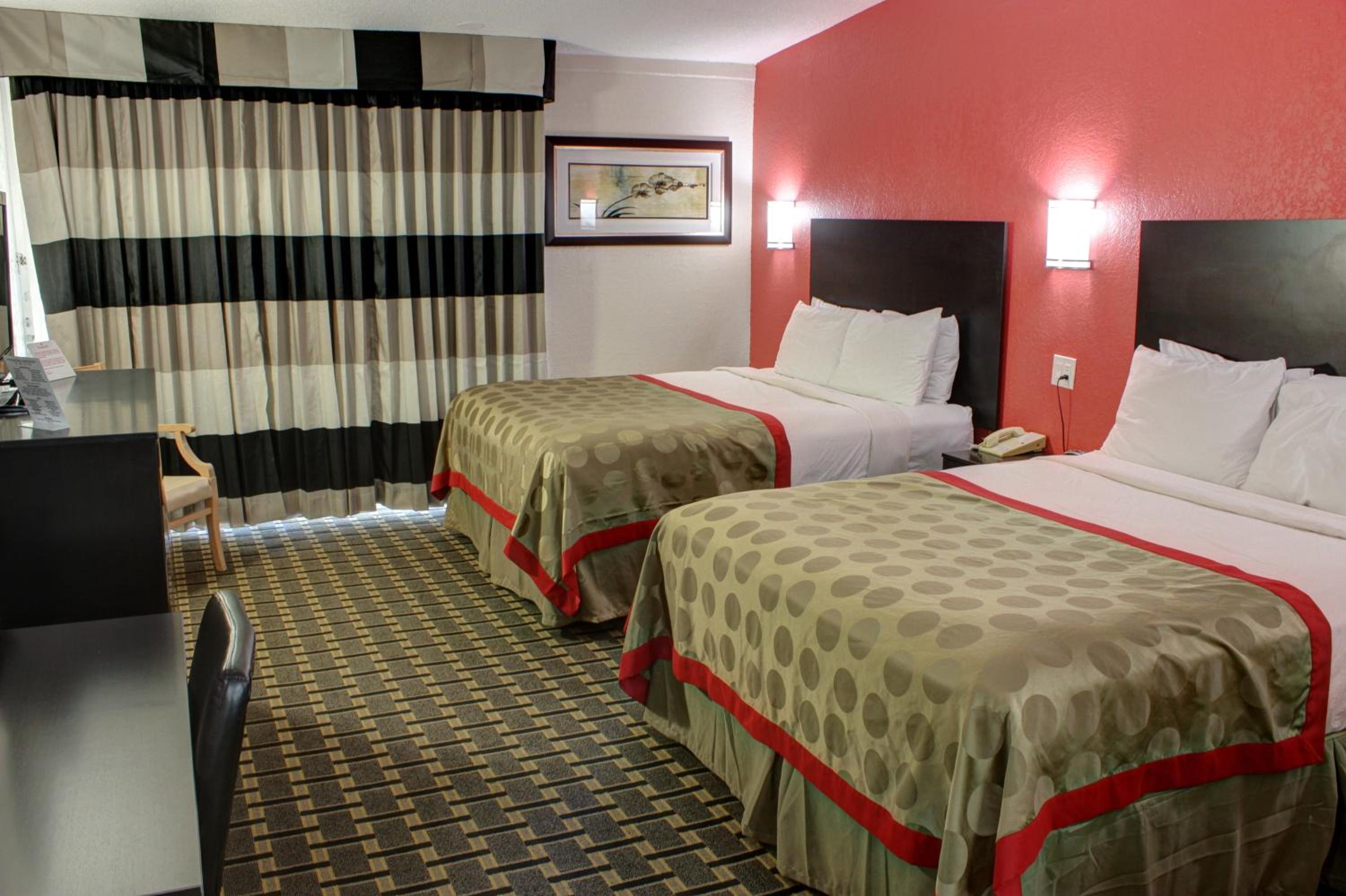 Queen Room with Two Queen Beds - Non-Smoking - Photo 6