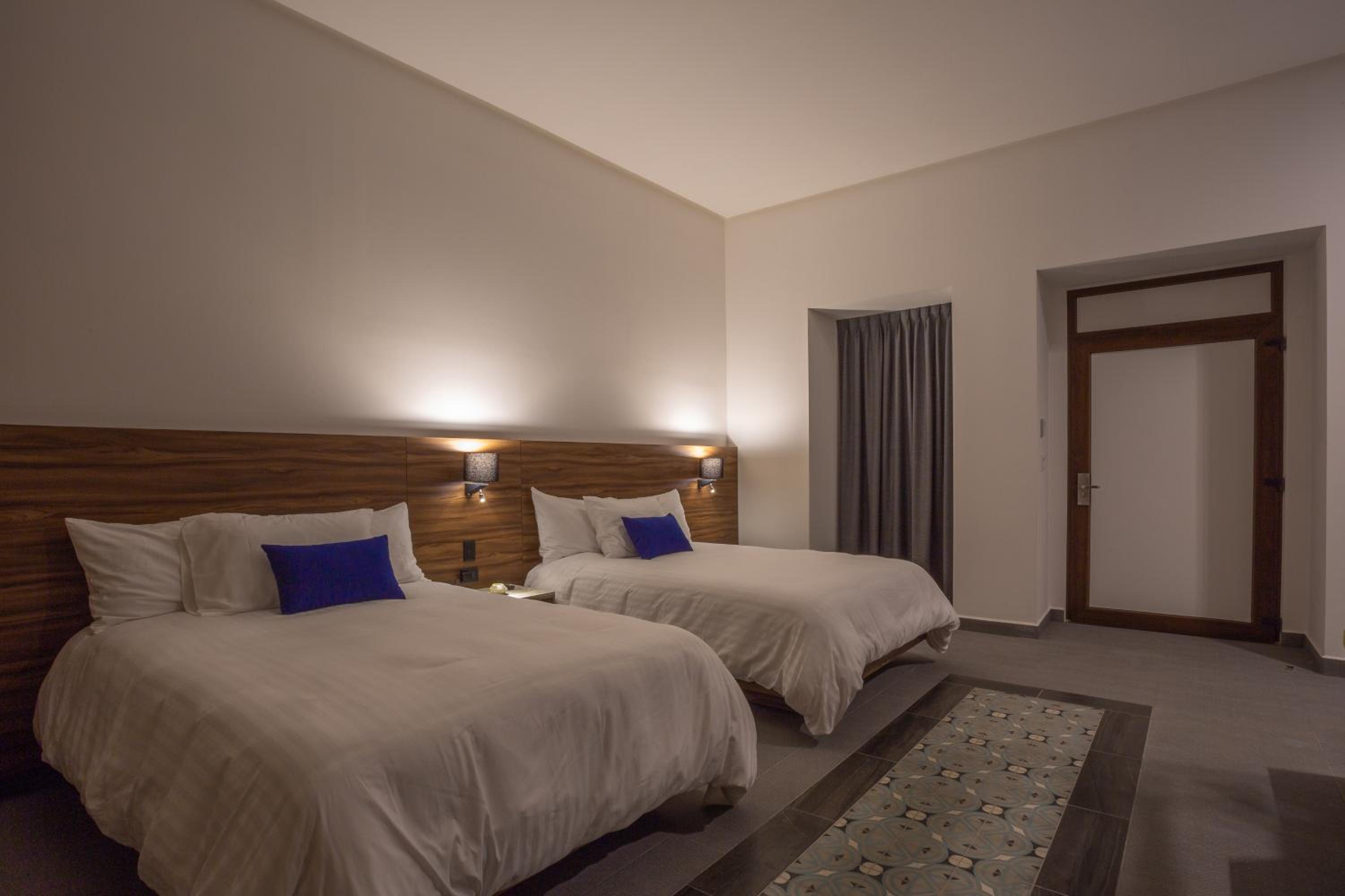 Deluxe Junior Suite - Photo 16