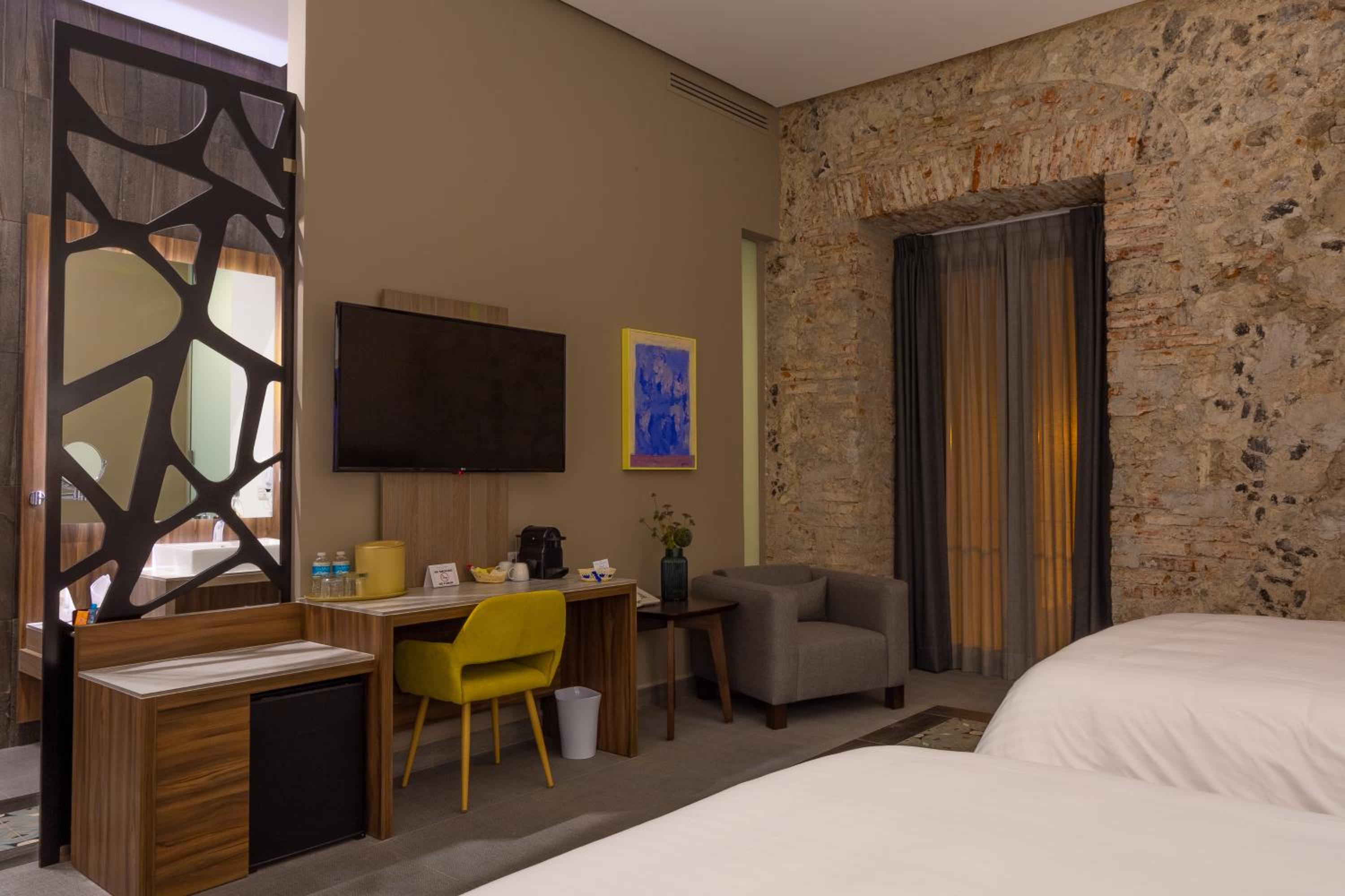 Deluxe Junior Suite - Photo 17