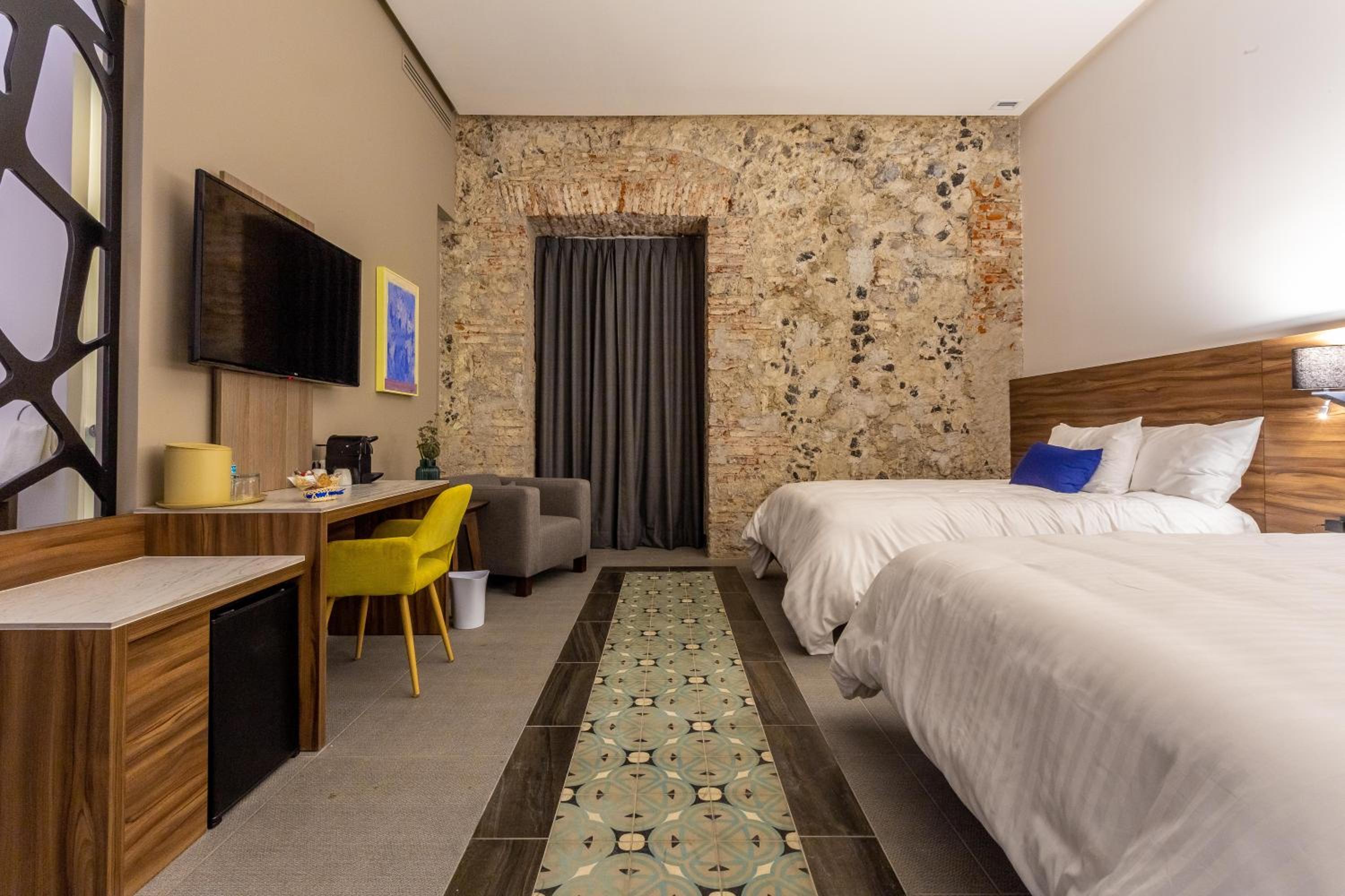 Deluxe Junior Suite - Photo 19