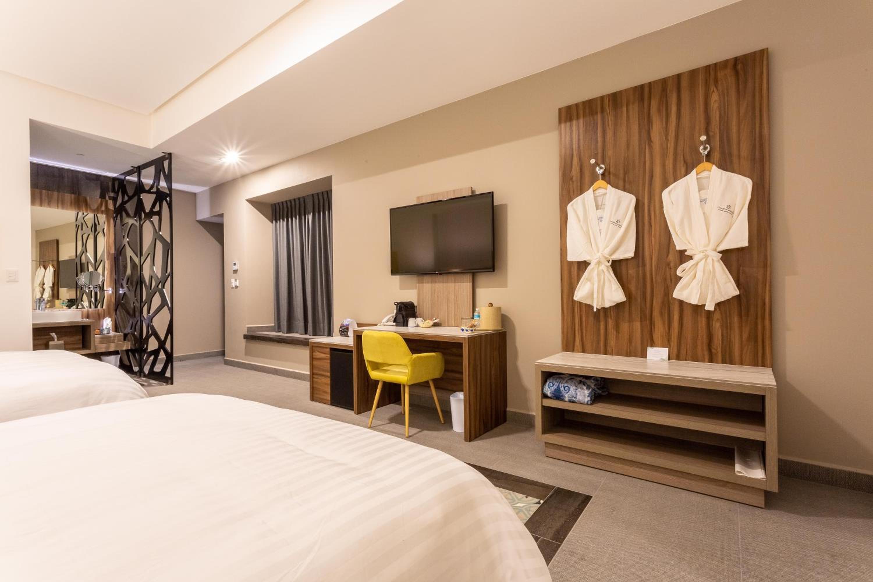 Superior Suite - Photo 5