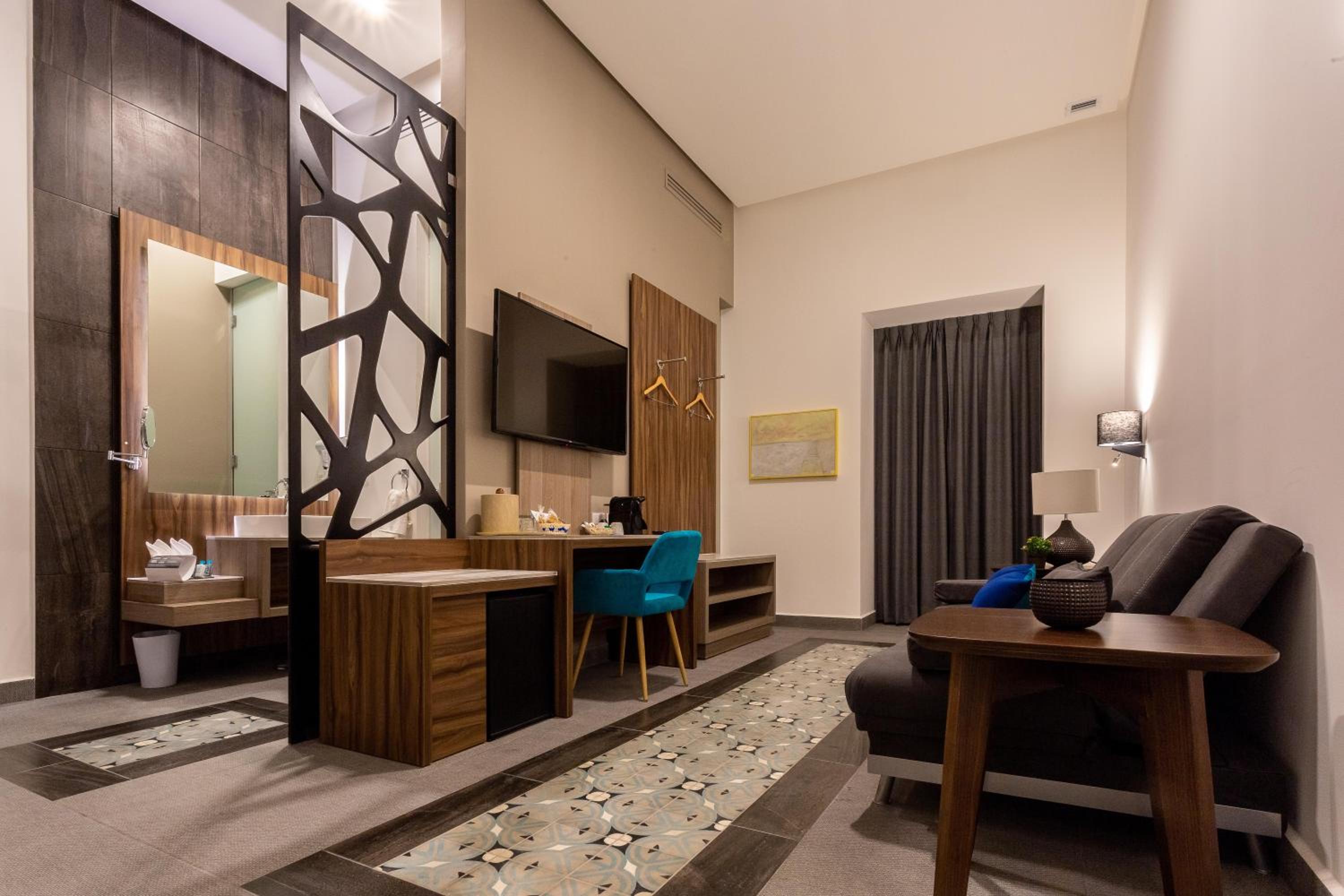 Superior Suite - Photo 8