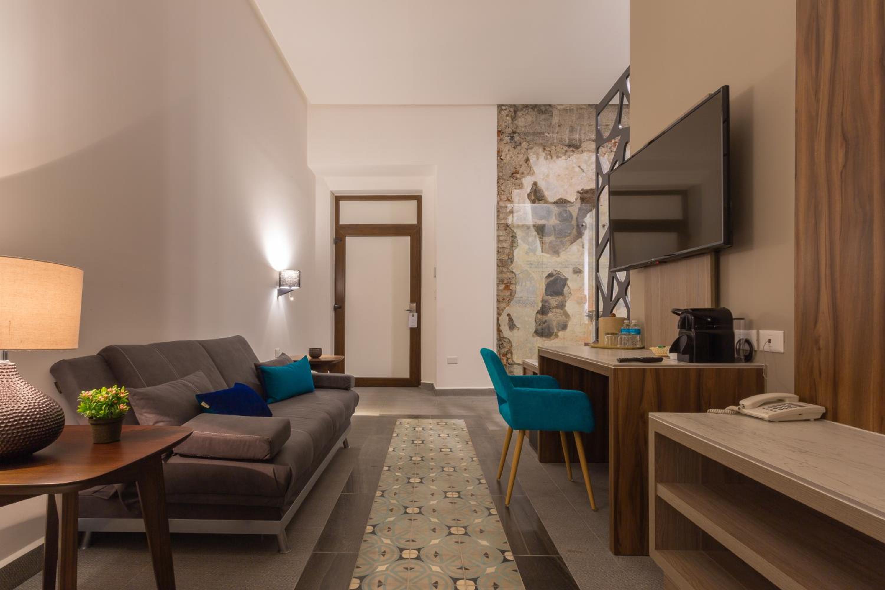 Superior Suite - Photo 11