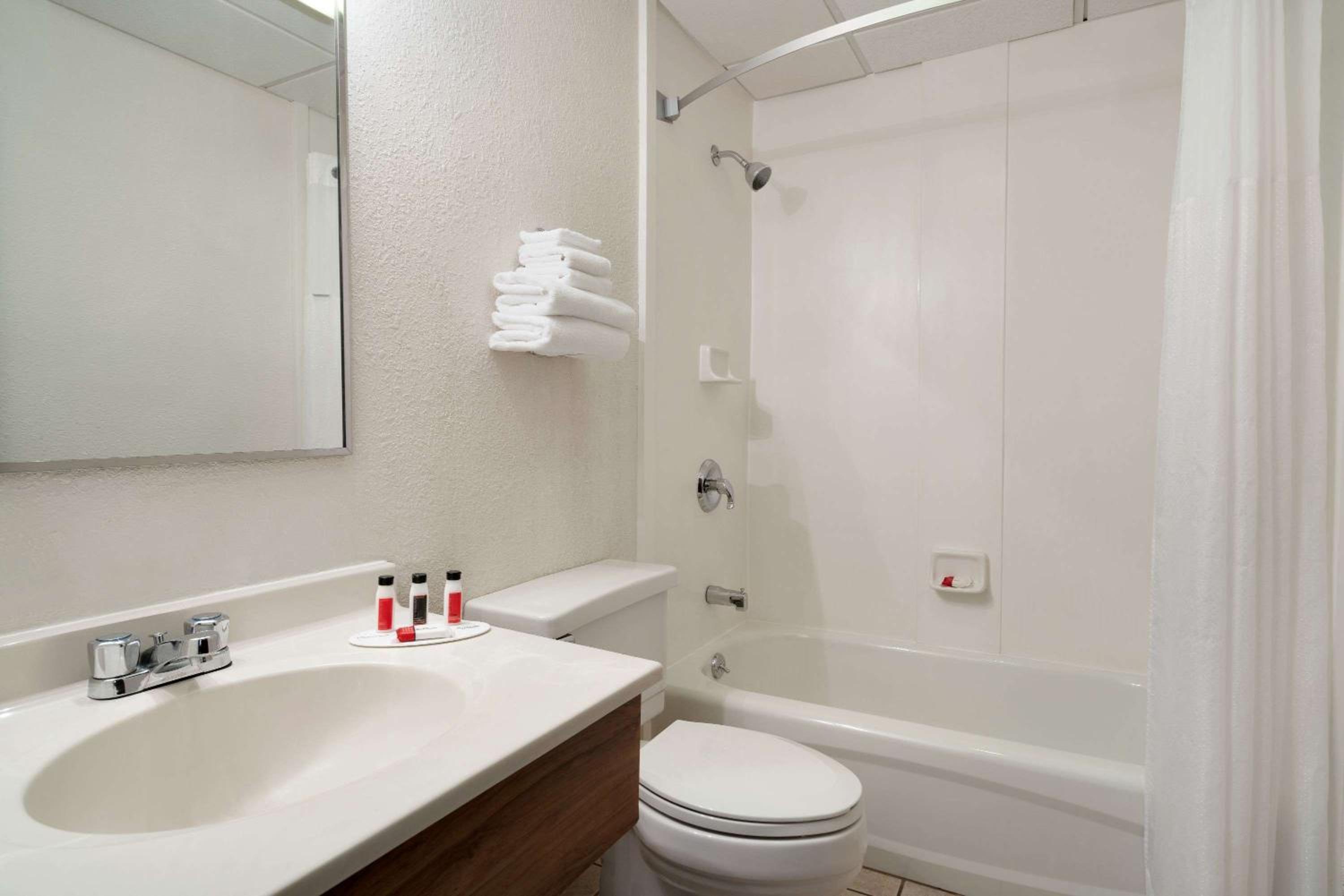 Deluxe King Room - Non-Smoking photo 2