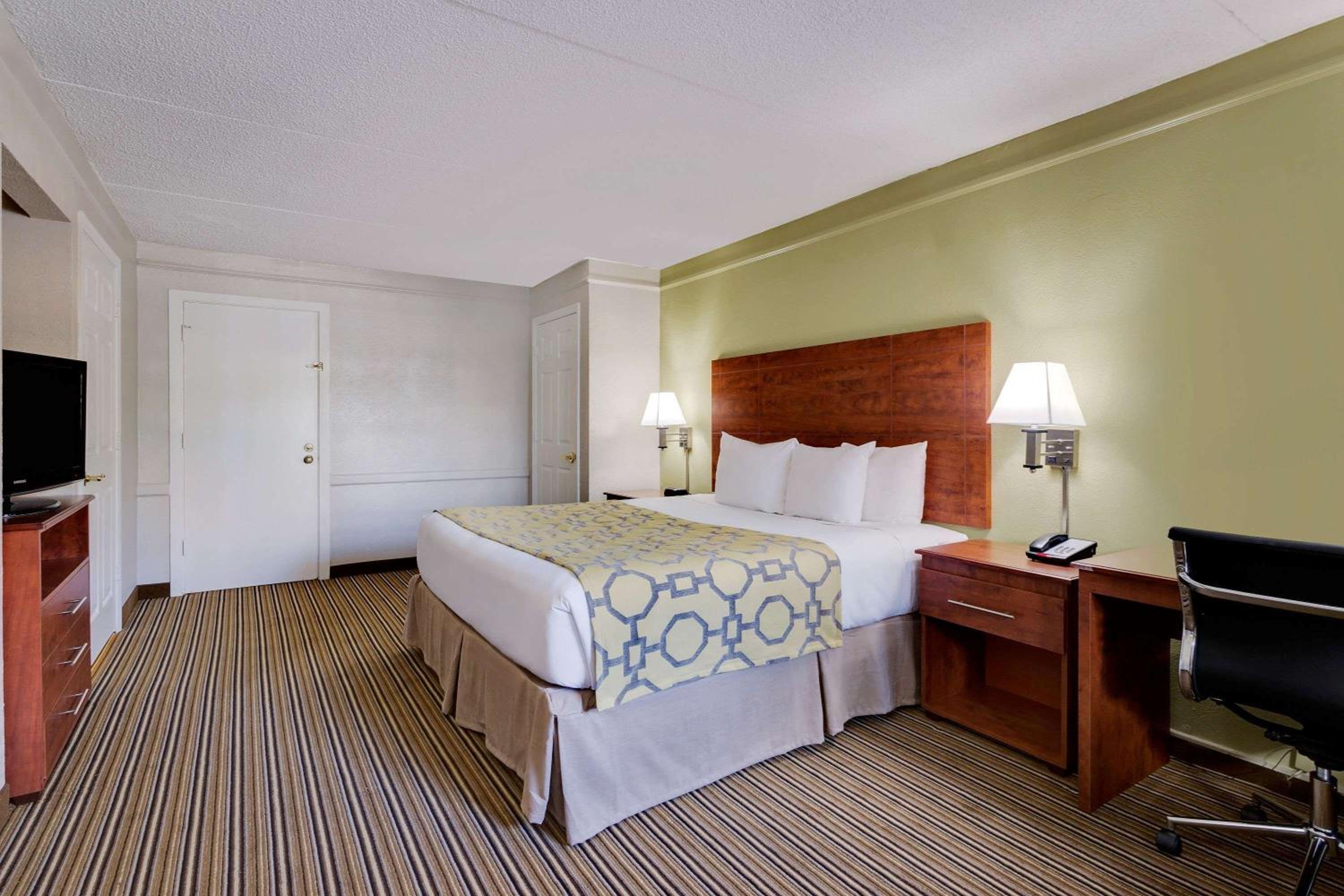 King Room with Roll-In Shower - Mobility/Hearing Accessible - Non-Smoking - Photo 4