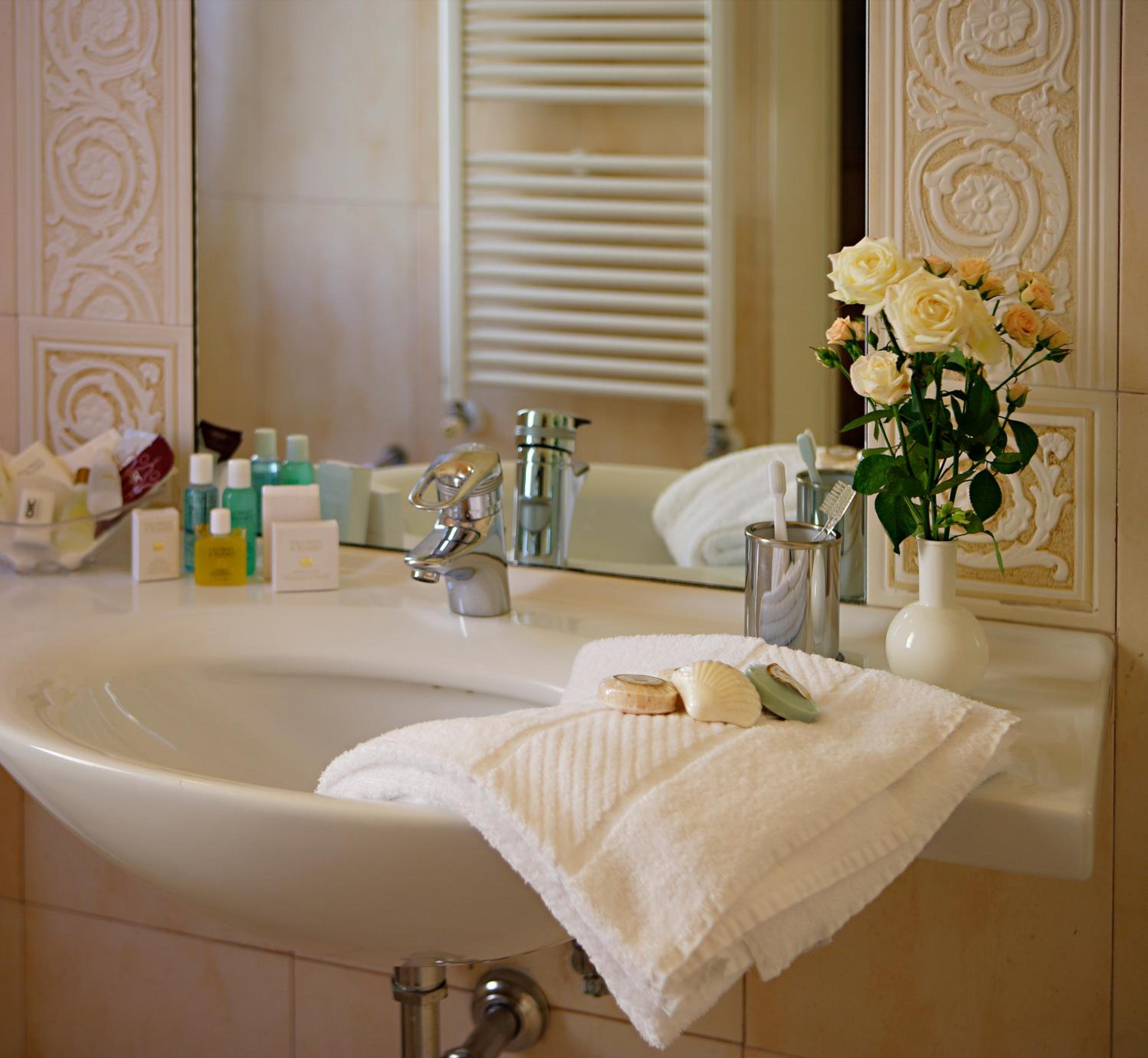 Double Classic Room thumbnail 5