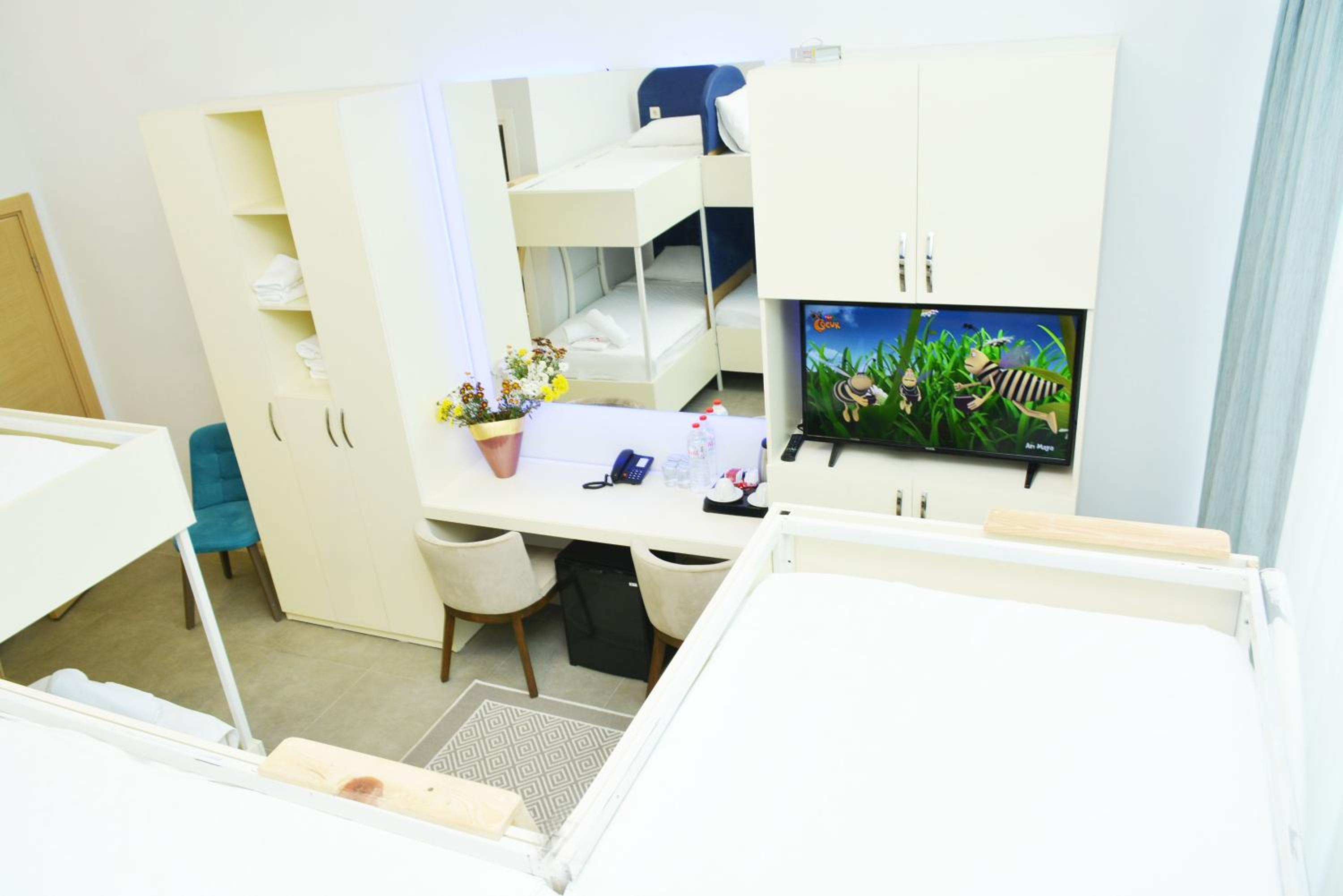6-Bed Mixed Dormitory Room photo 1