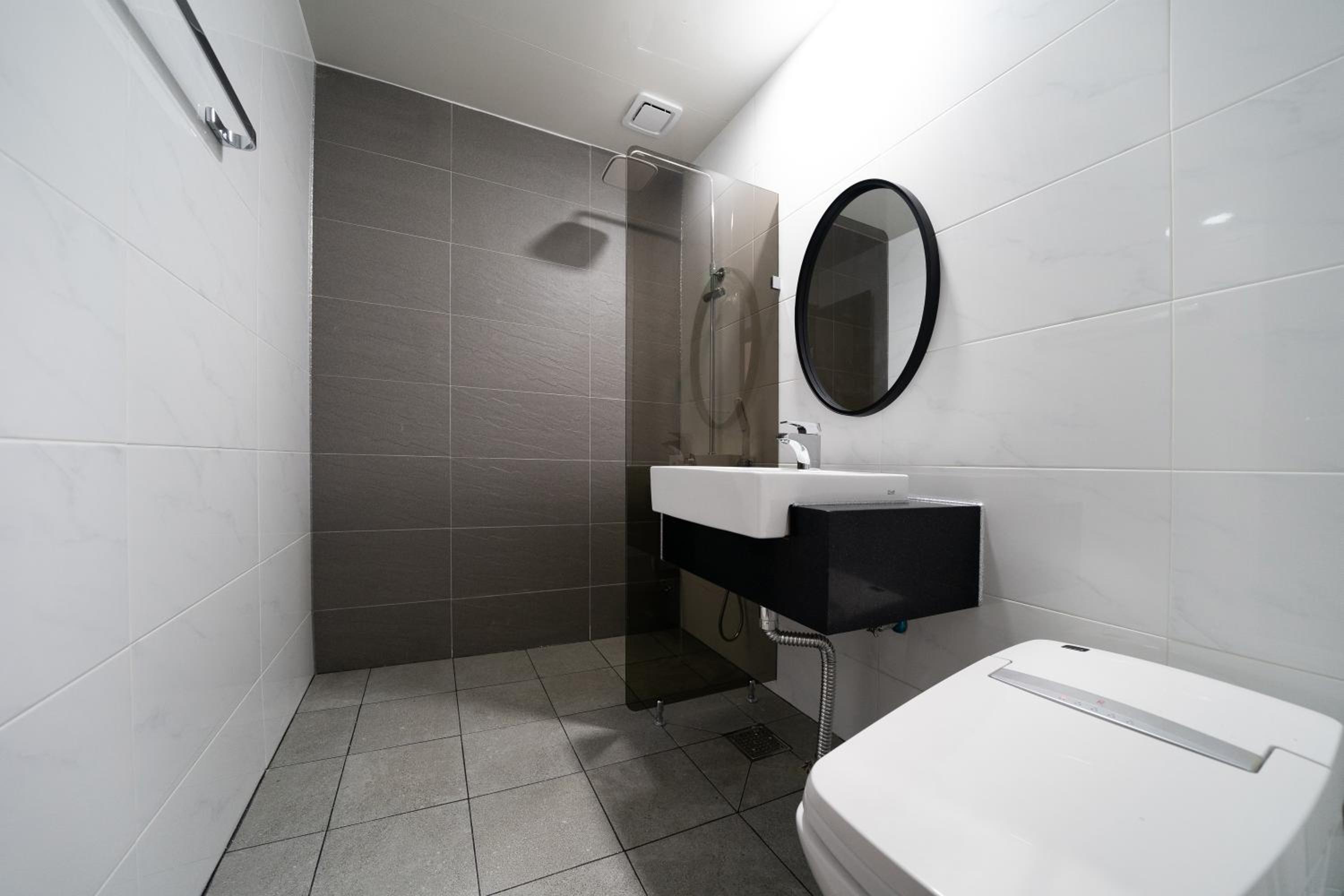 Standard Twin Room - Photo 7