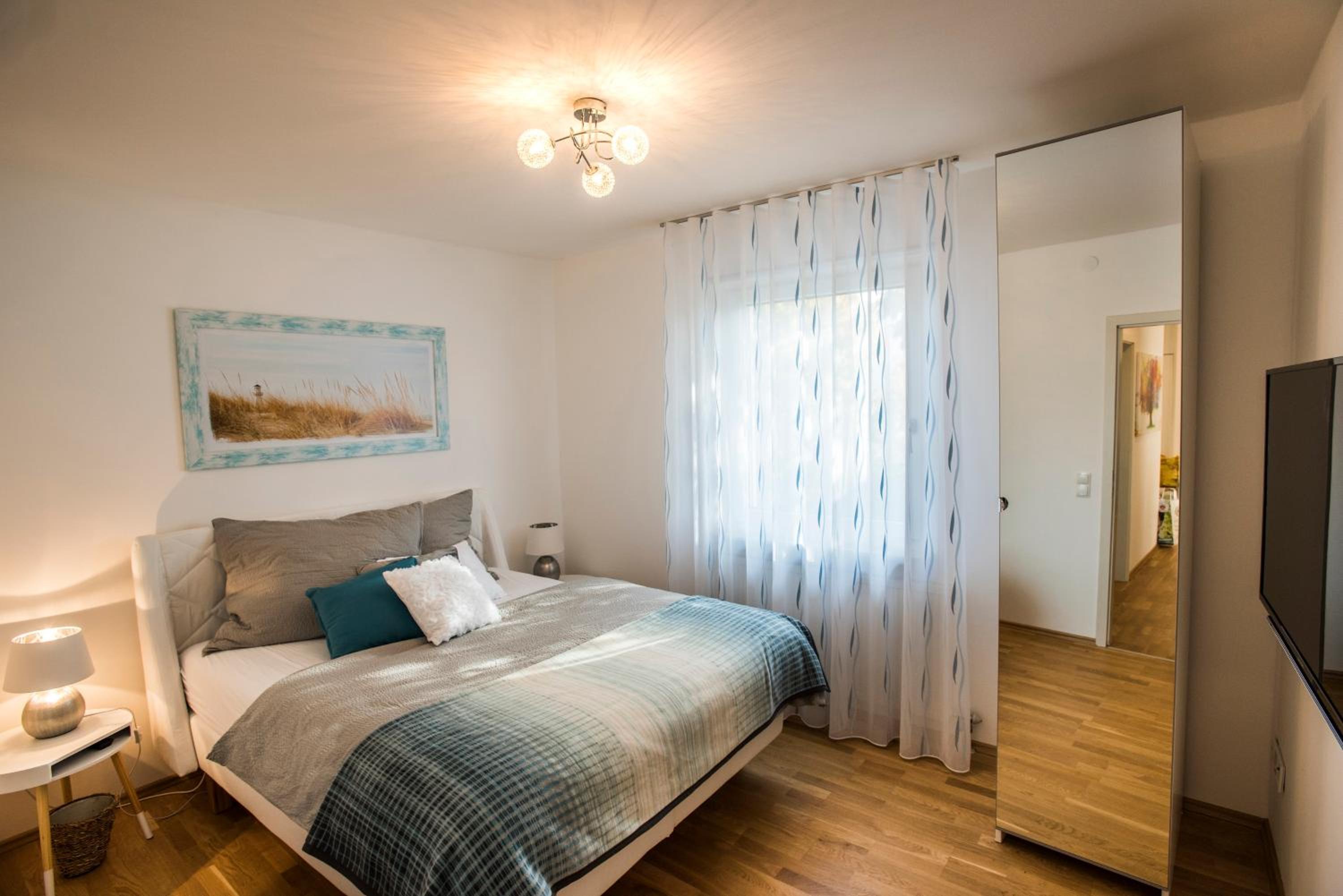 Deluxe Three-Bedroom Apartment with Terrace and Lake View photo 3