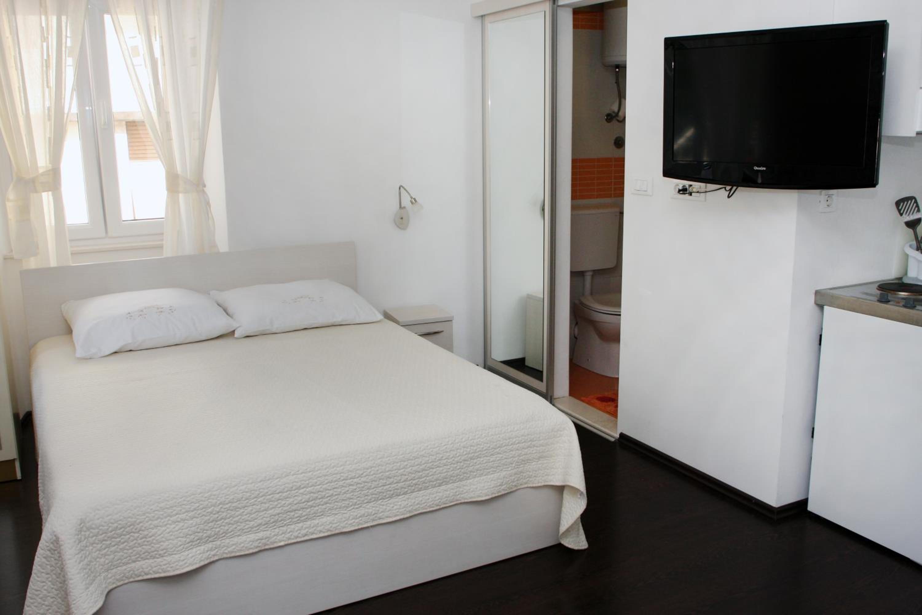 Studio with Balcony - Photo 8