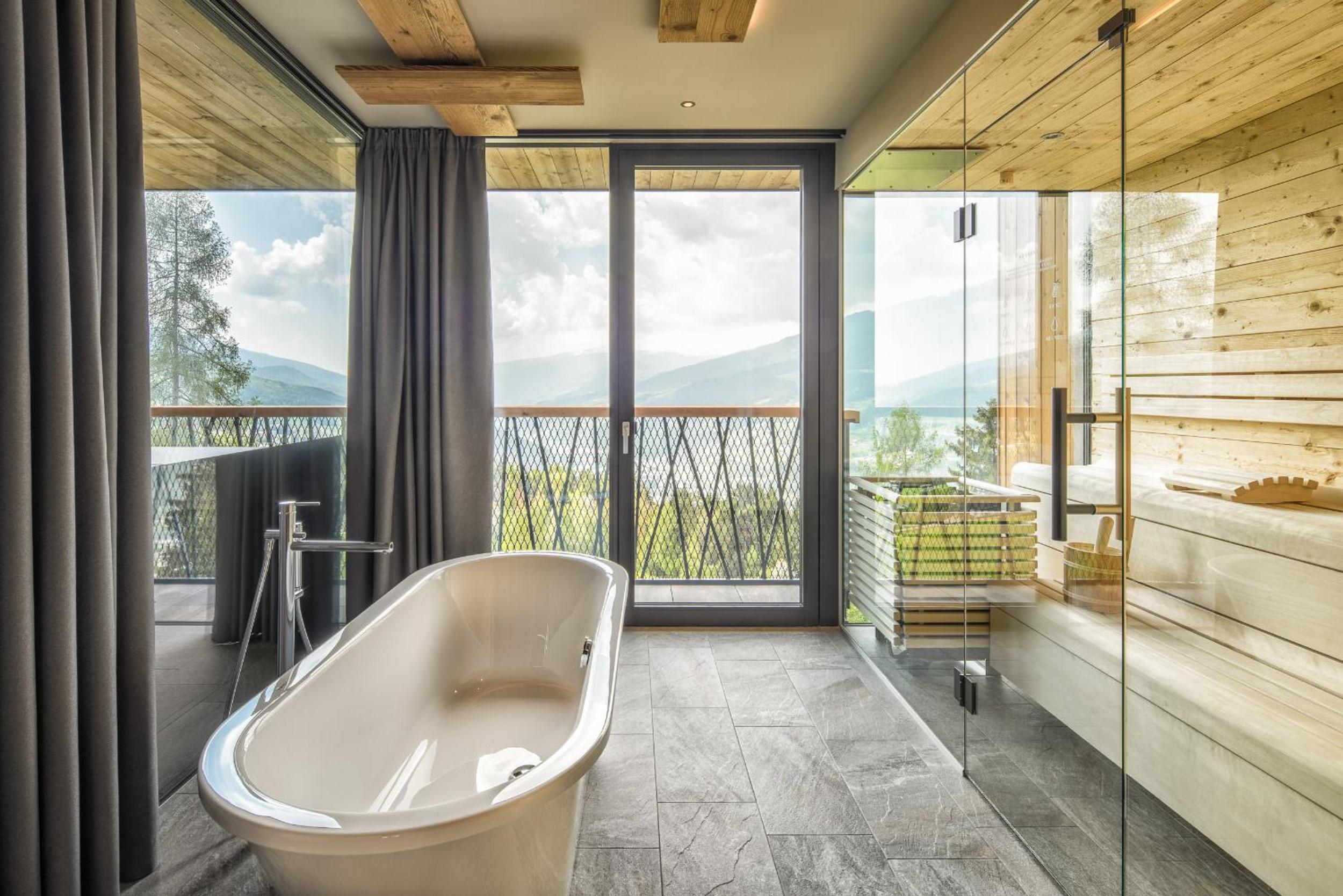 Deluxe Suite with Spa Bath photo 3