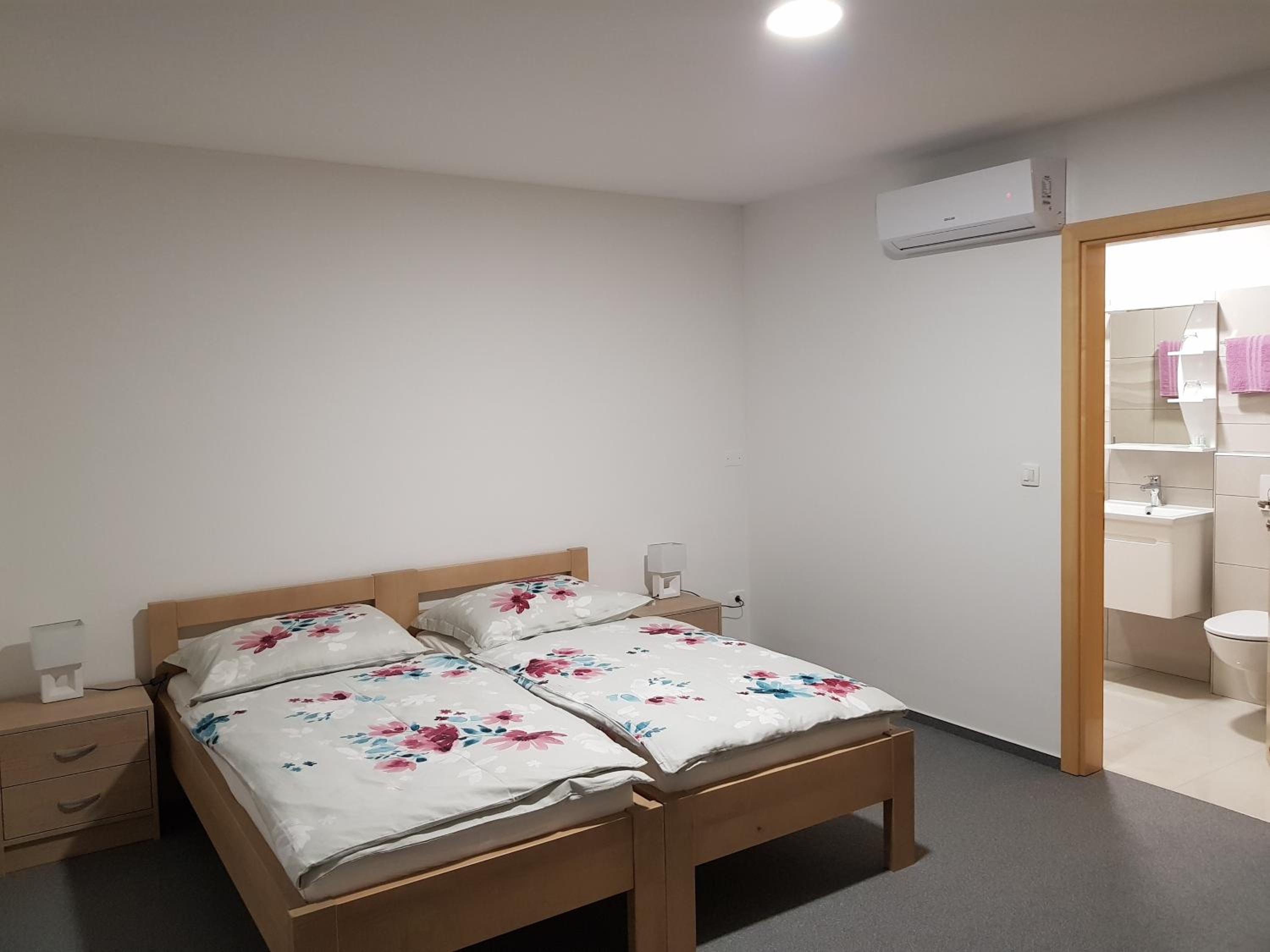 Twin Room with Private Bathroom - Photo 2