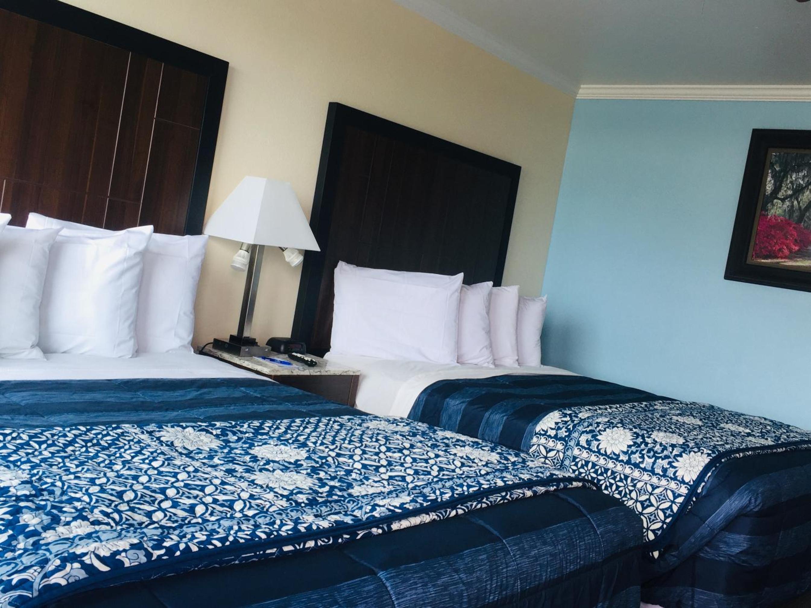 Queen Room with Two Queen Beds - Non-Smoking photo 3
