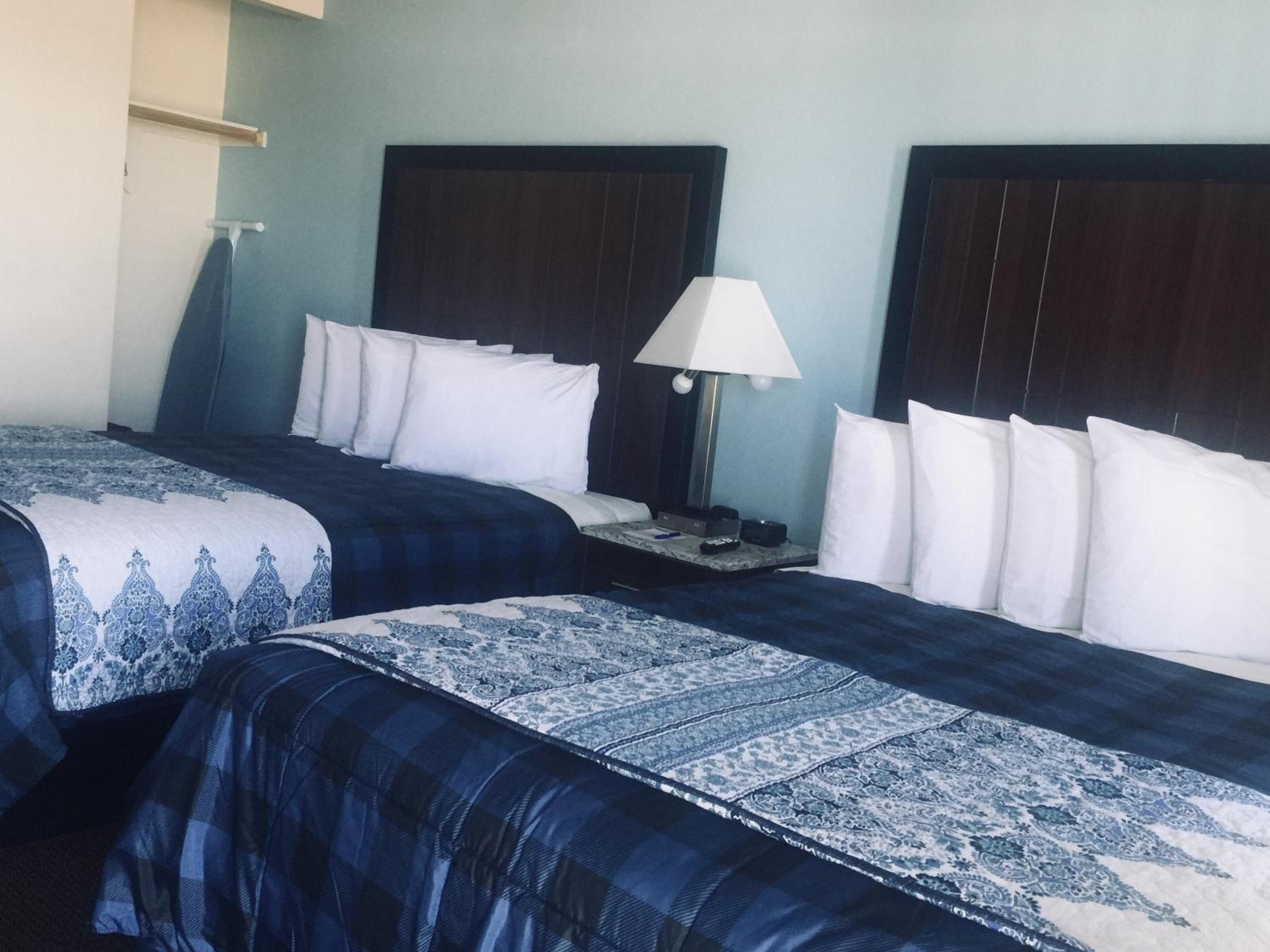 Queen Room with Two Queen Beds - Non-Smoking photo 1
