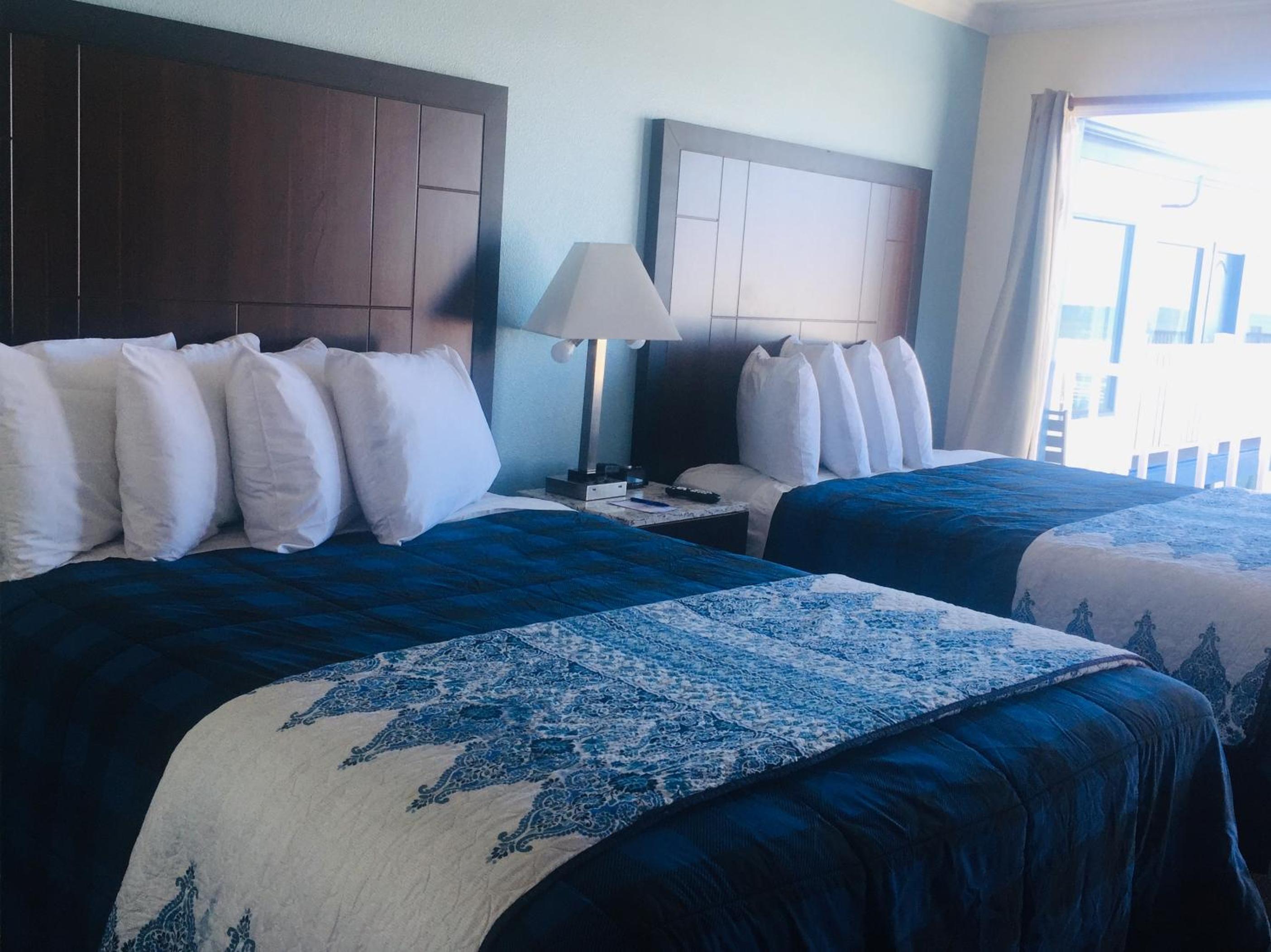 Queen Room with Two Queen Beds - Non-Smoking photo 2