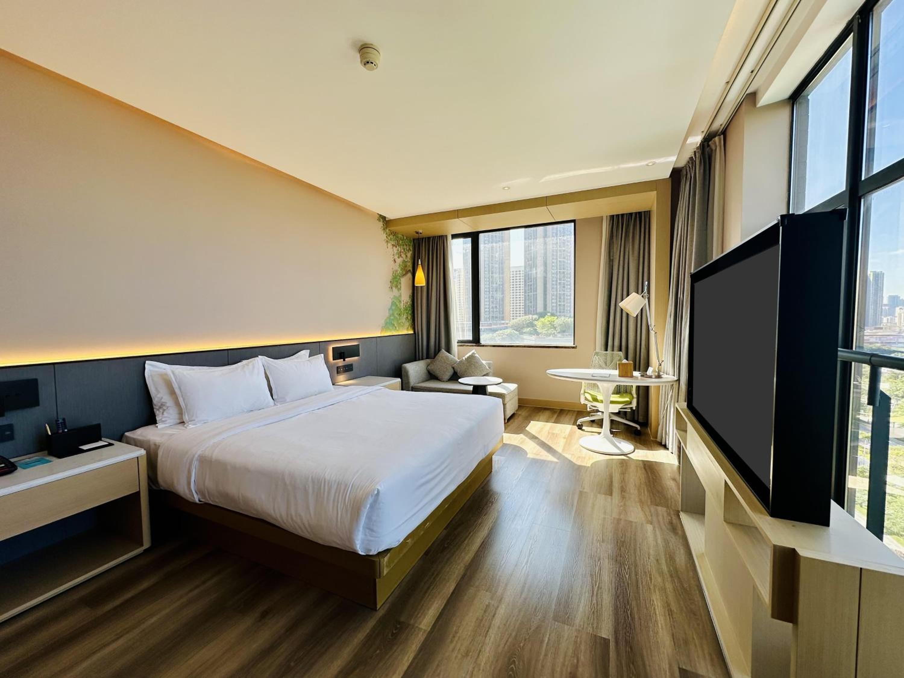 Corner King Room with 180-Degree City View