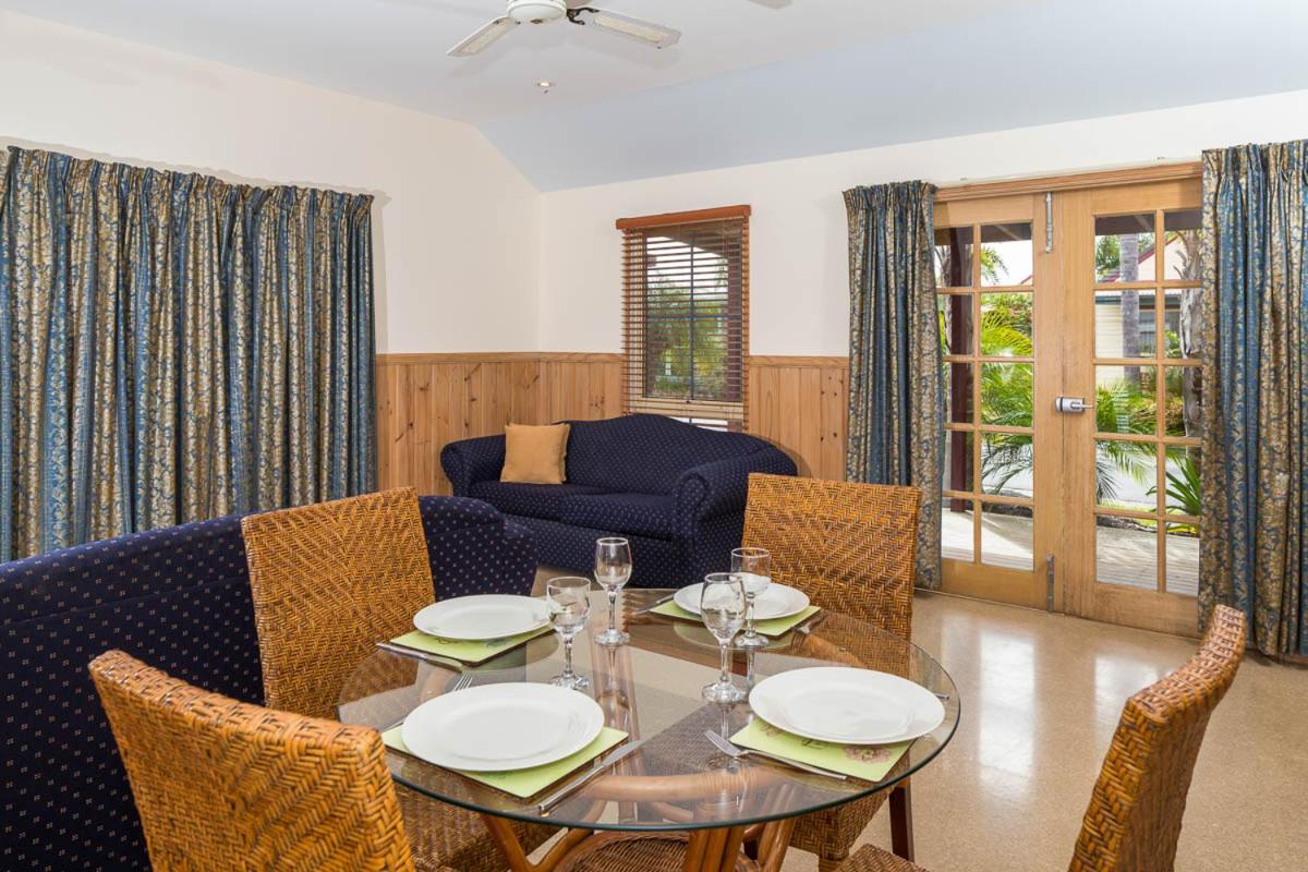 Deluxe Oceanfront Three-Bedroom Villa photo 3