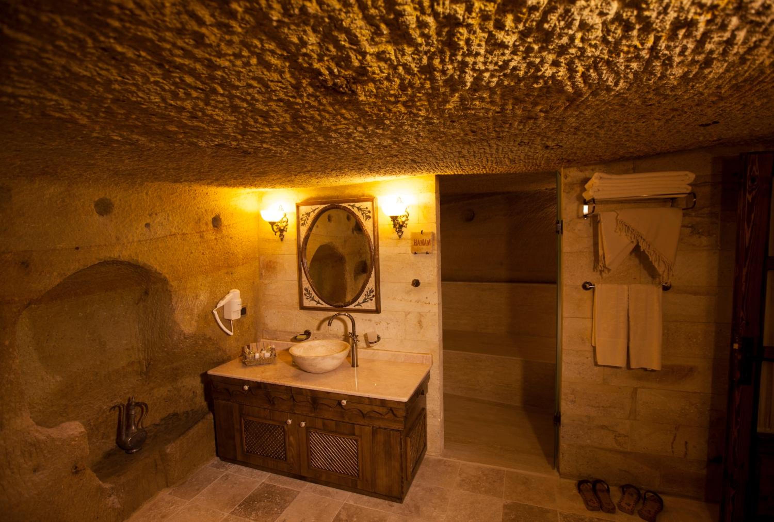 Royal Cave & Pool Suite - Photo 8