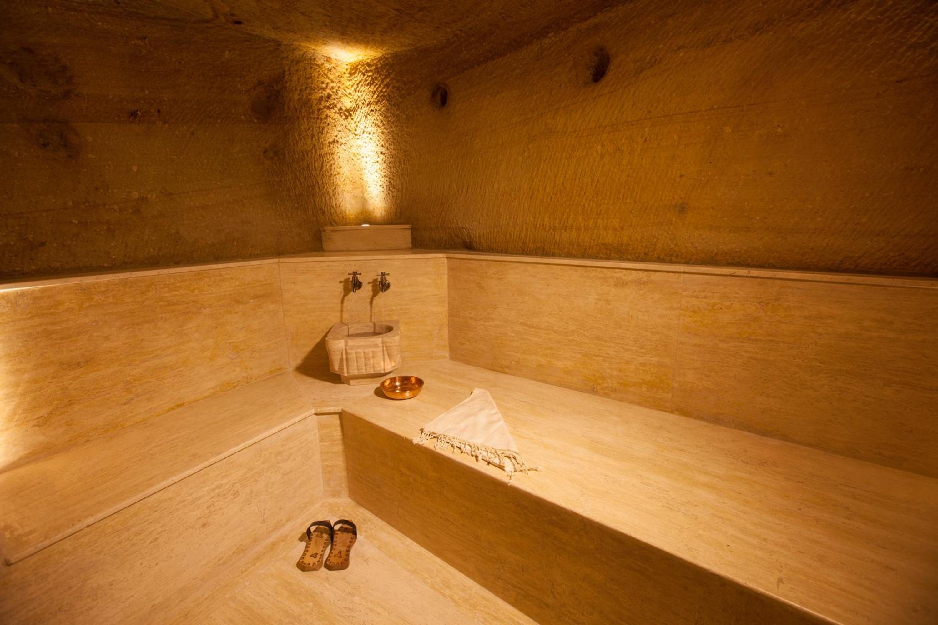 Royal Cave & Pool Suite - Photo 10