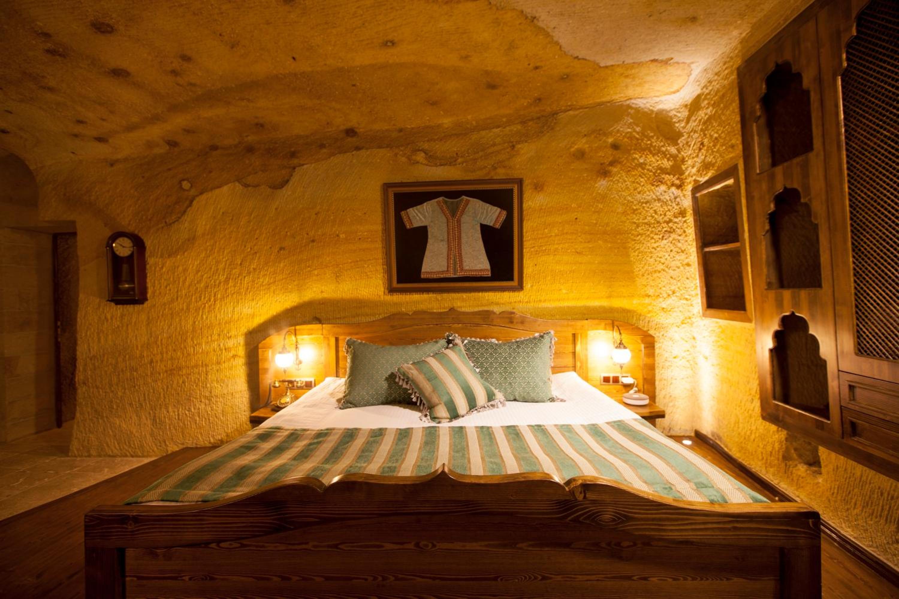 Royal Cave & Pool Suite - Photo 11