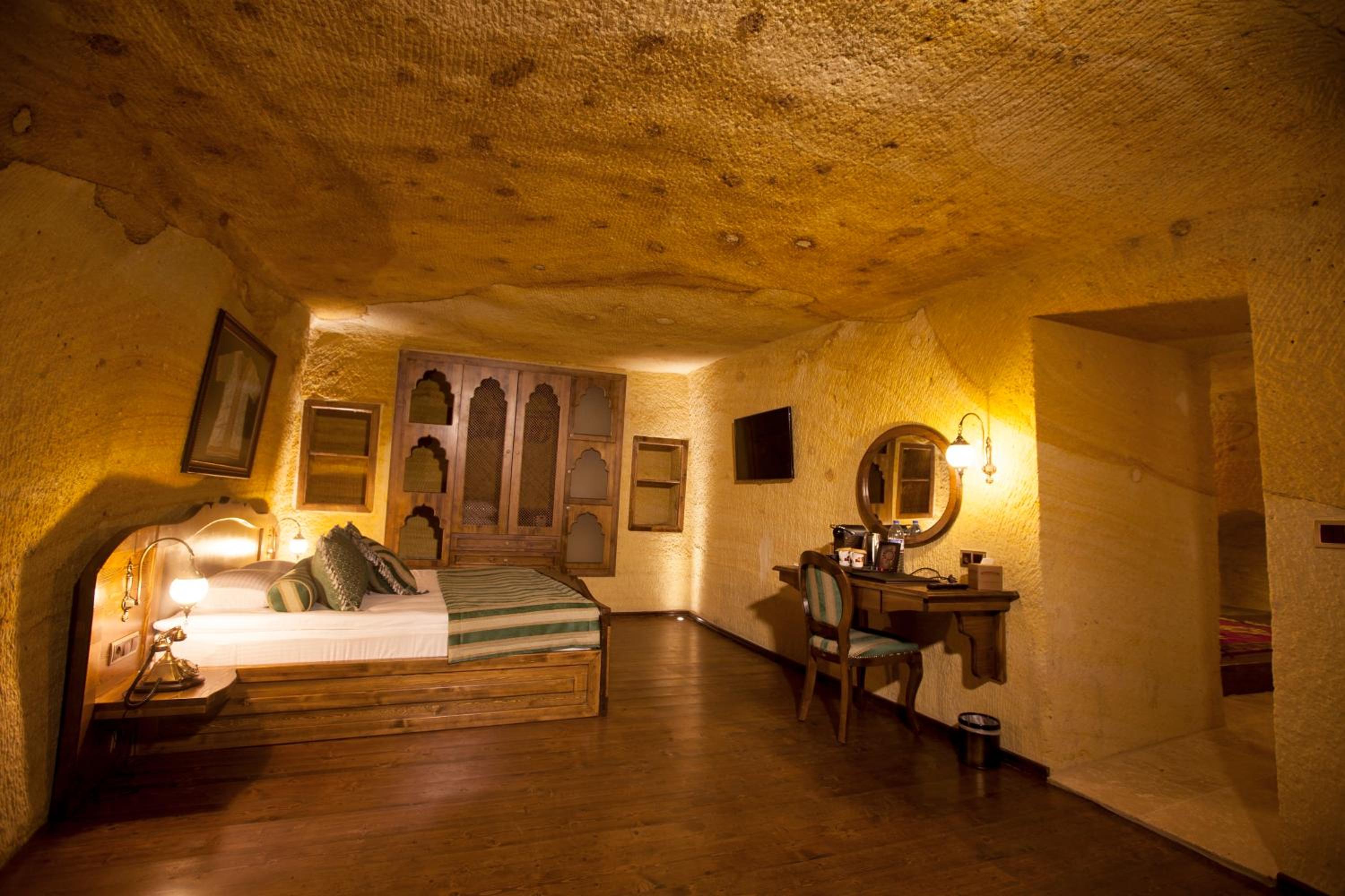Royal Cave & Pool Suite - Photo 1